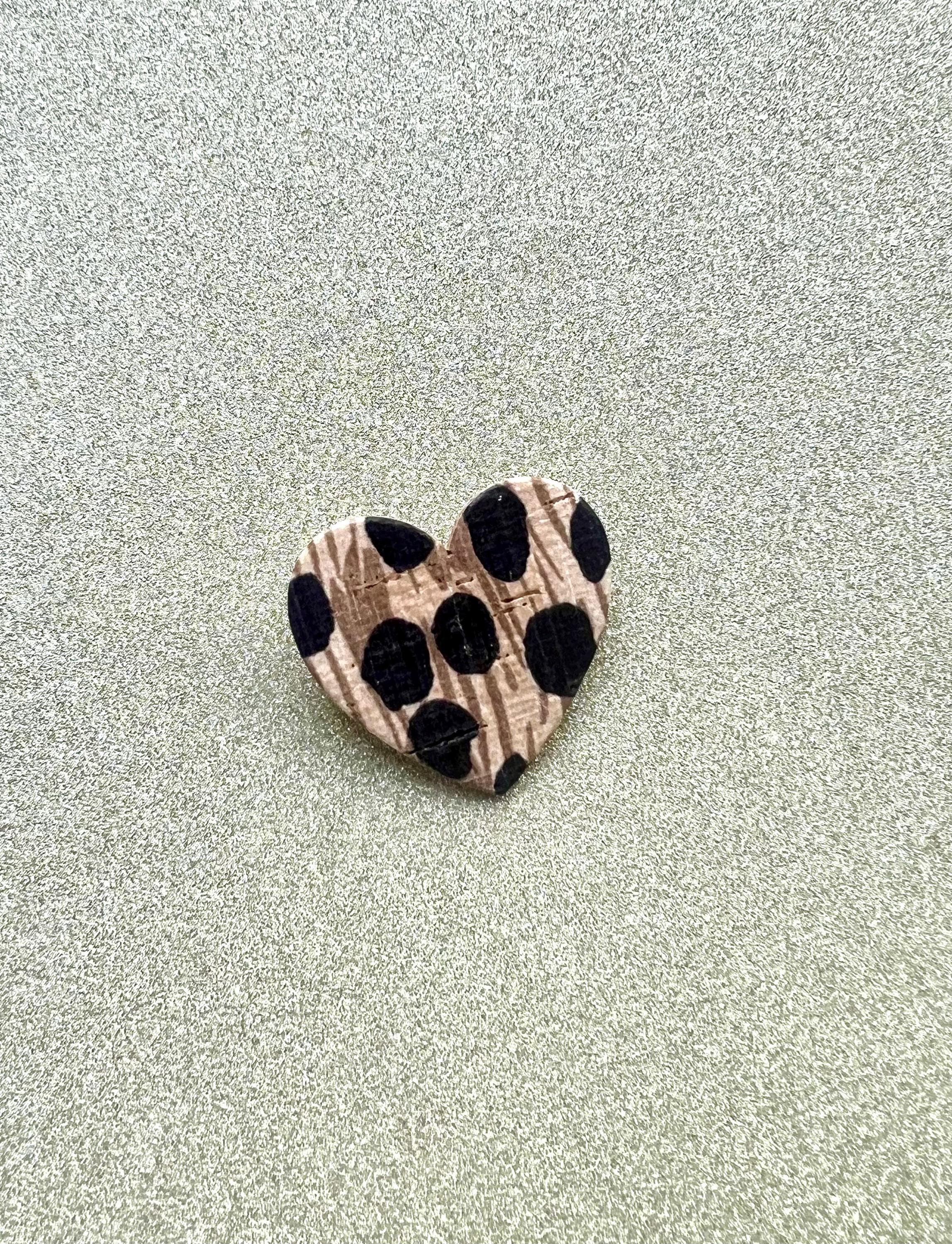 Broche léopard cœur en liège - cadeau fête des mères - cadeau maîtresse - cadeau pour elle - cadeau femme  broche originale