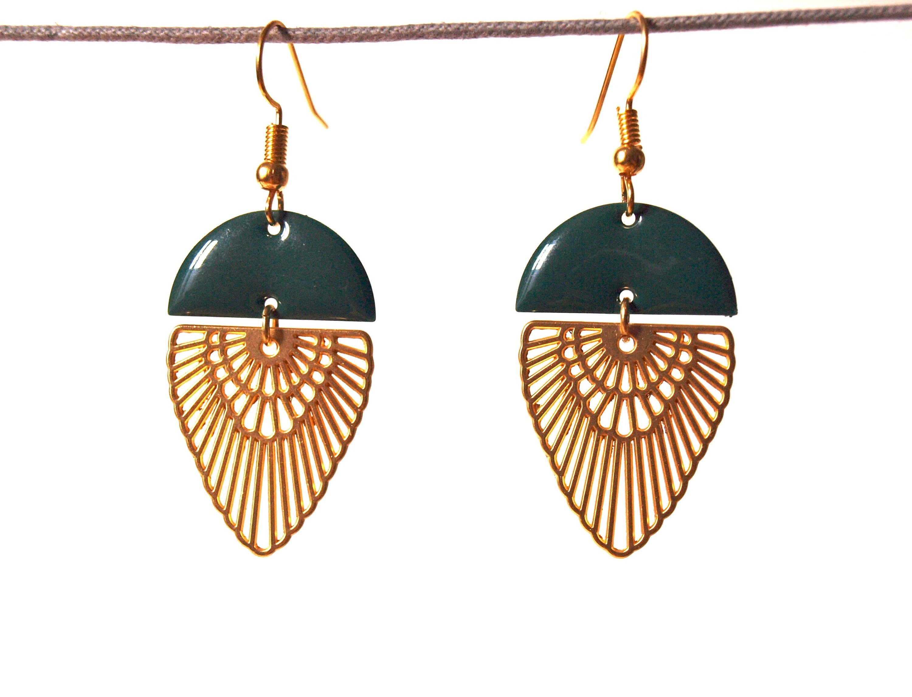 Boucles d'oreilles art déco plaqué or mat et sequin émaillé vert émeraude - cadeau femme