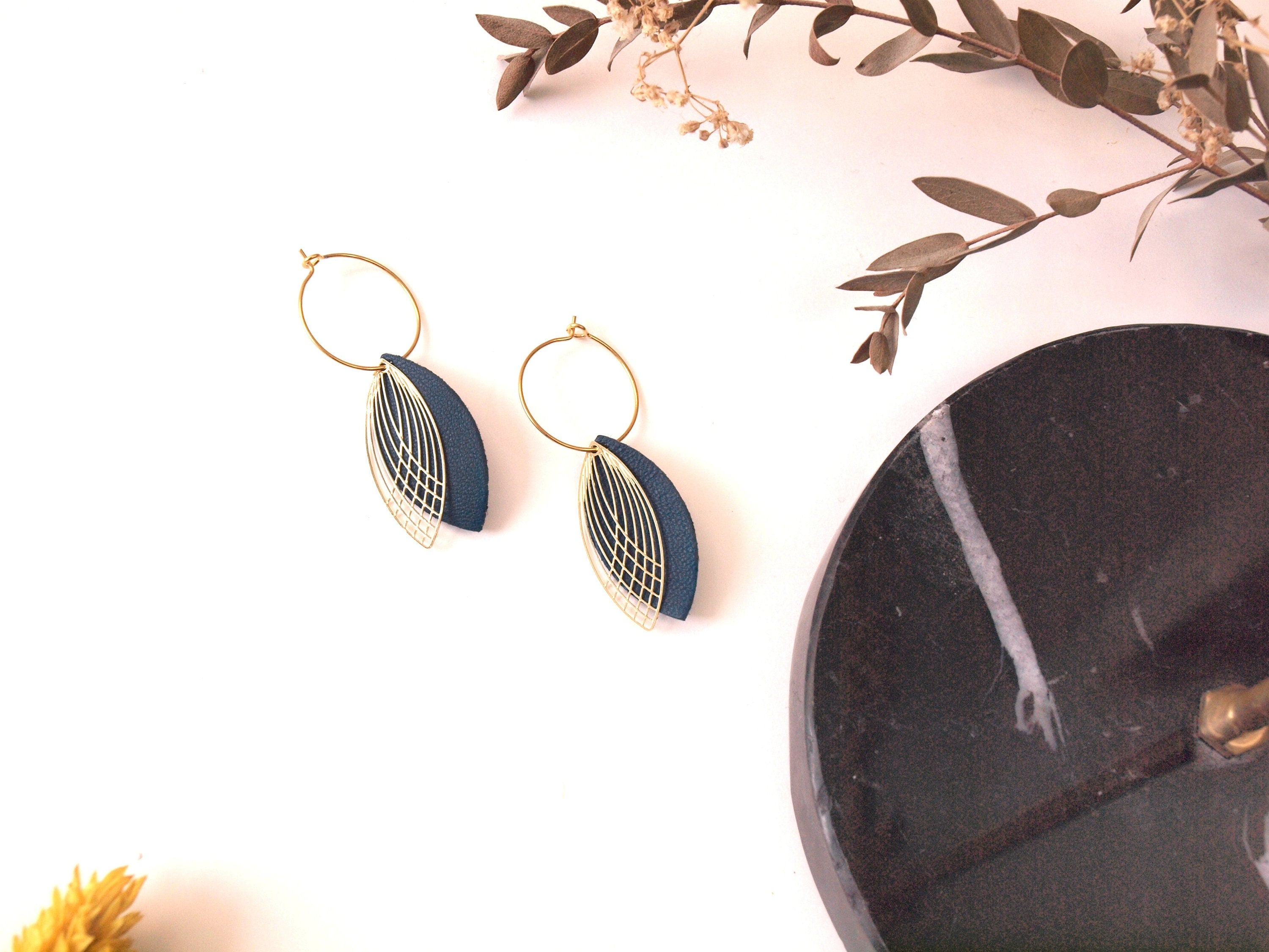 Boucles d'oreilles créoles acier et cuir - bleu canard et or - créoles style art déco - modèle SIENNA