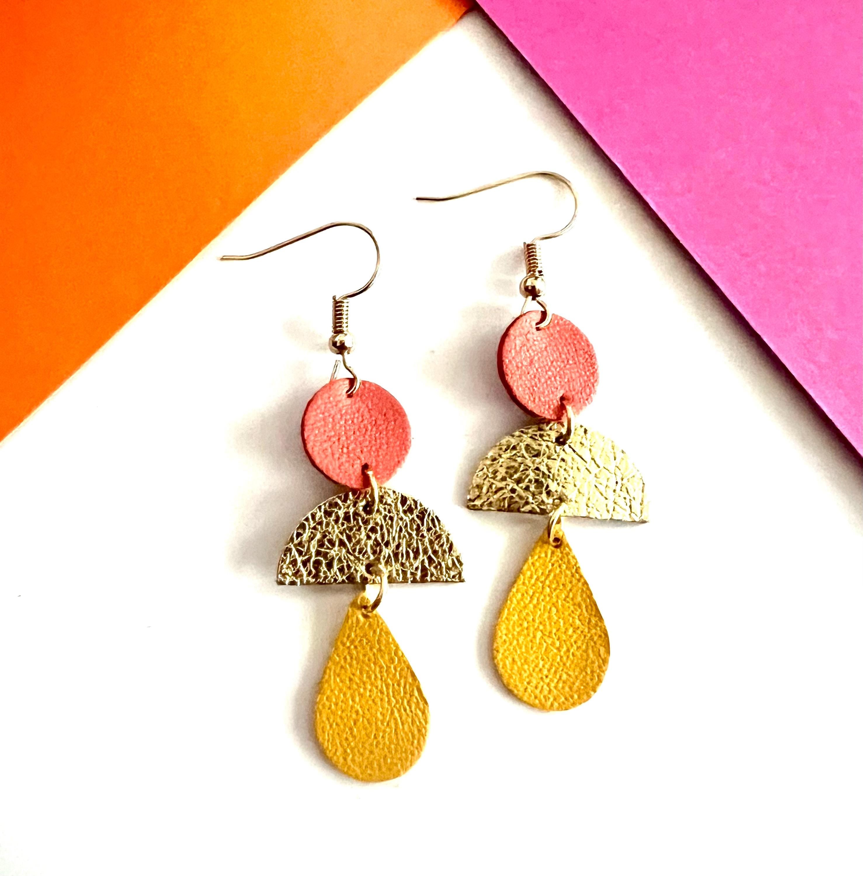 Boucles d’oreilles en cuir graphiques et colorées, bijou géométrique fait main, artisanal léger corail doré et jaune cadeau pour elle