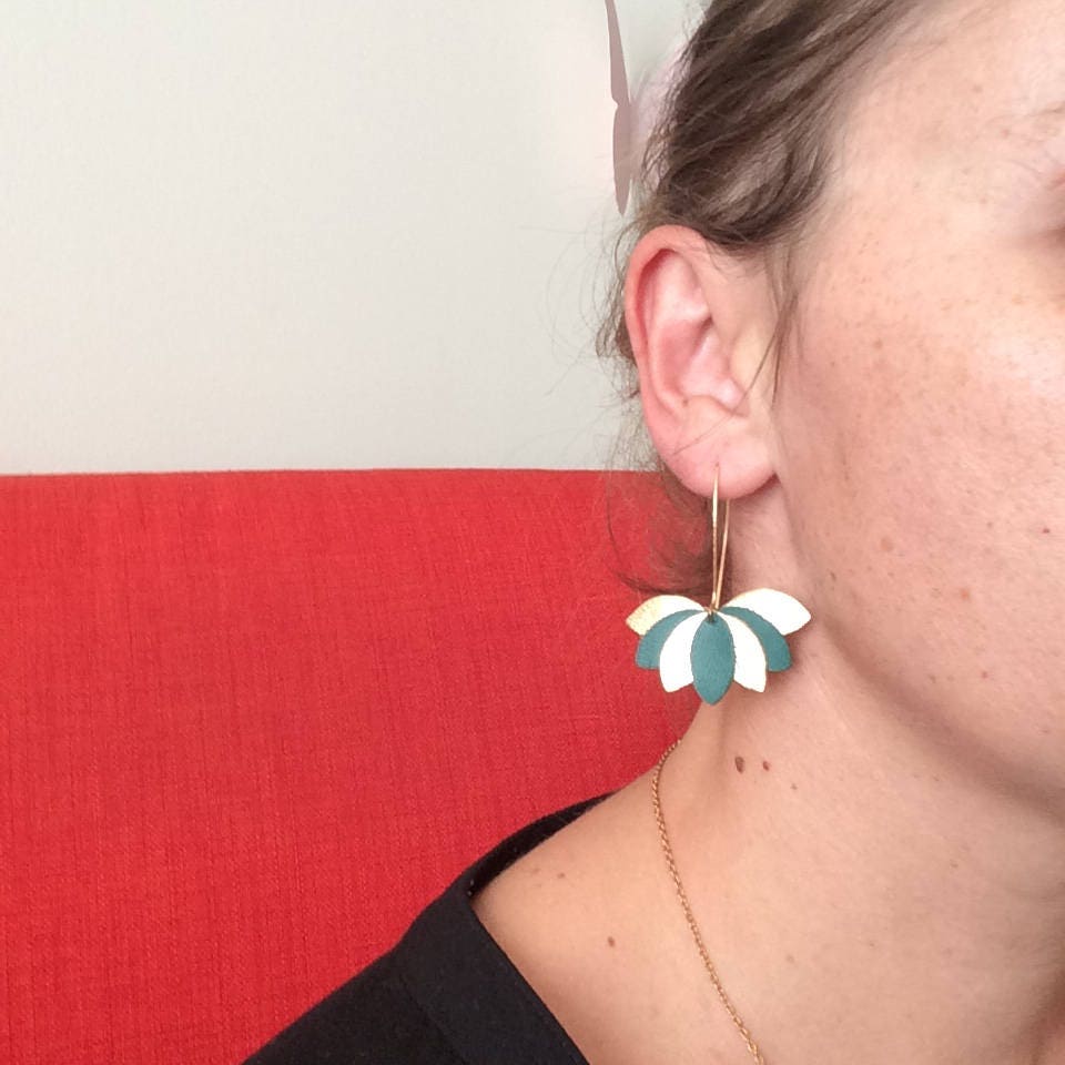 Boucles d'oreilles cuir, feuilles vert émeraude et doré, fleur de lotus géométrique style art déco sur monture dormeuse dorée. cadeau femme