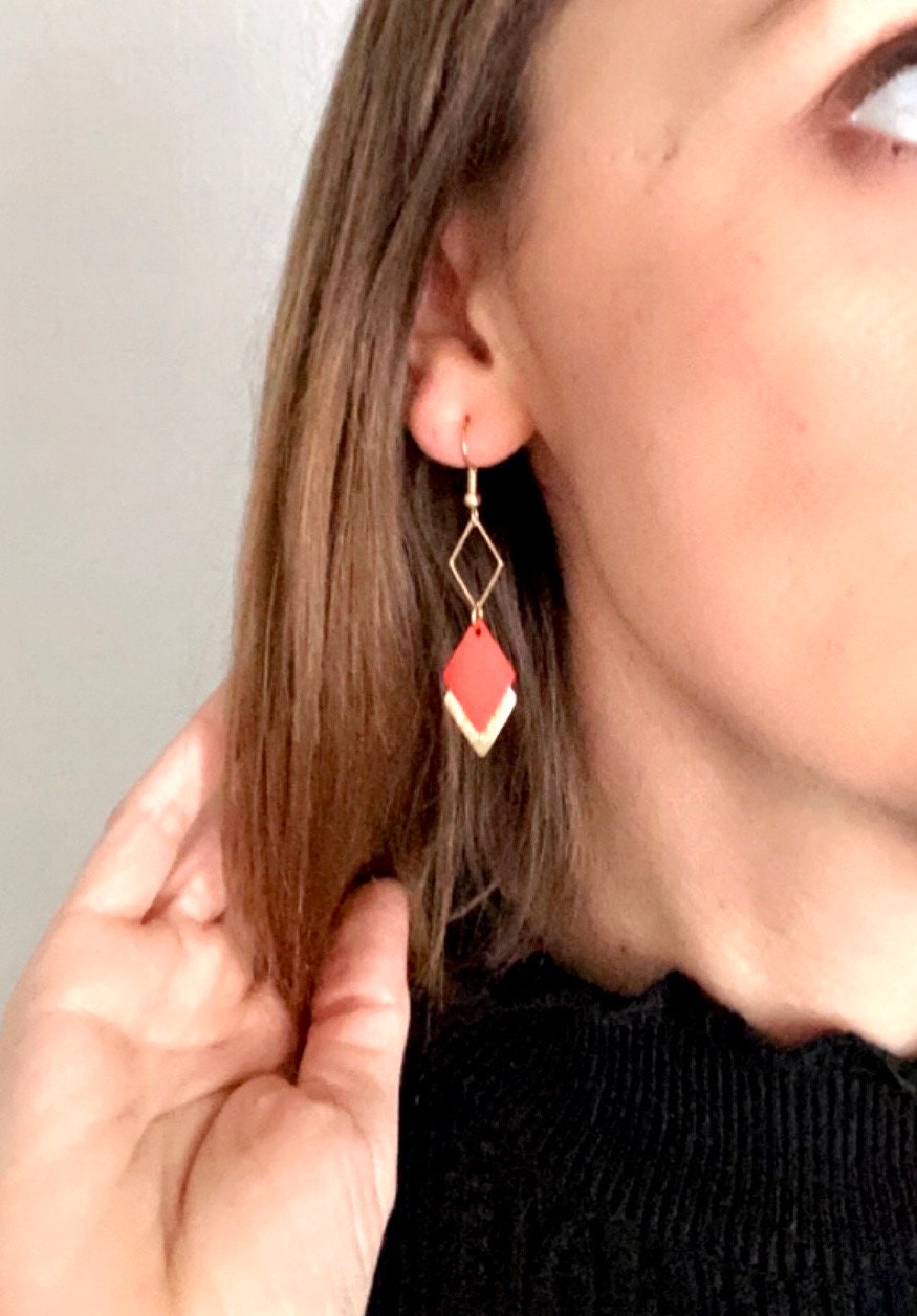 Boucles d'oreilles cuir bleu et or, boucles d'oreilles graphiques losanges bleu roi et doré - modèle LISÉA -cadeau noël pour elle pour femme