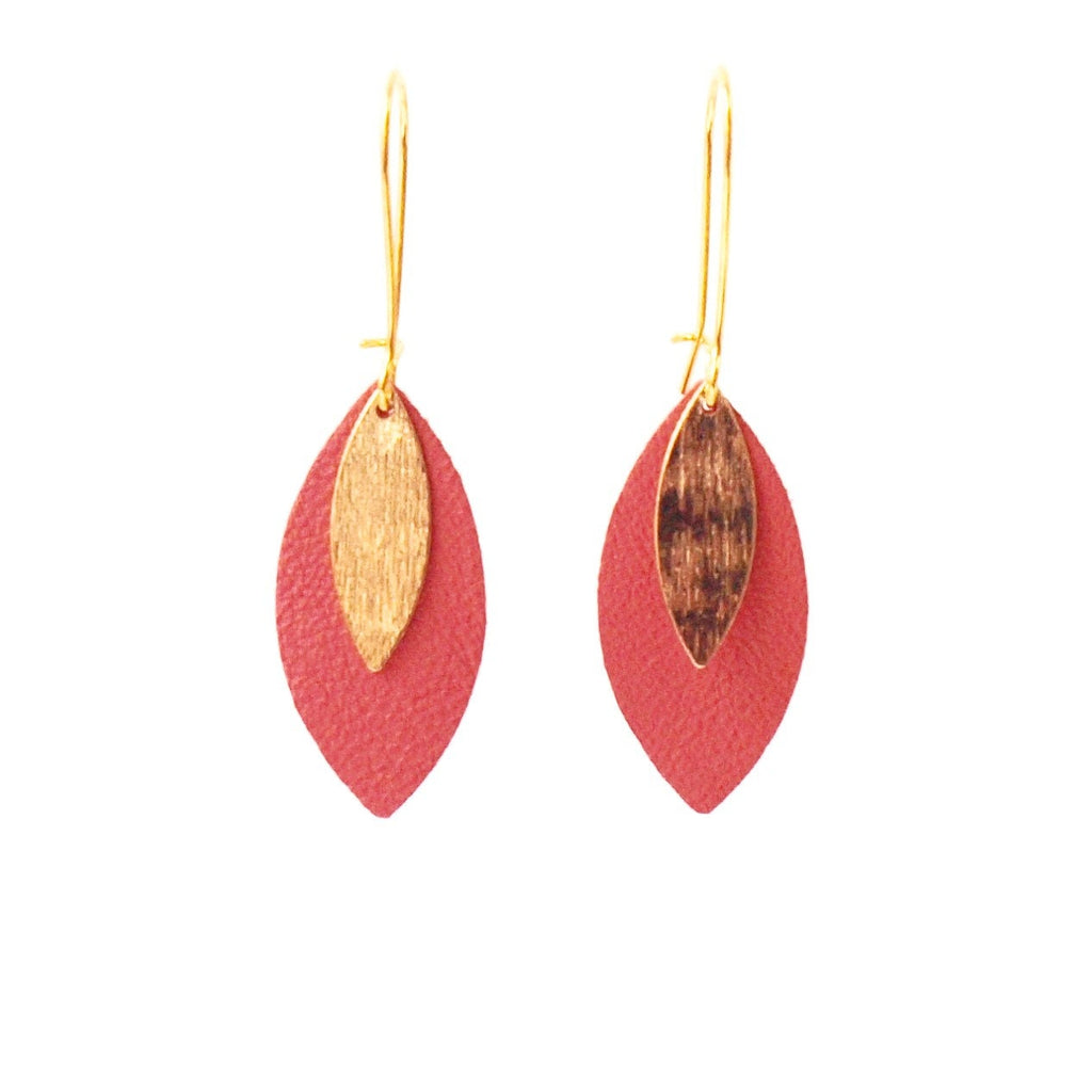 Boucles d'oreilles feuille de cuir corail et or modèle AVA