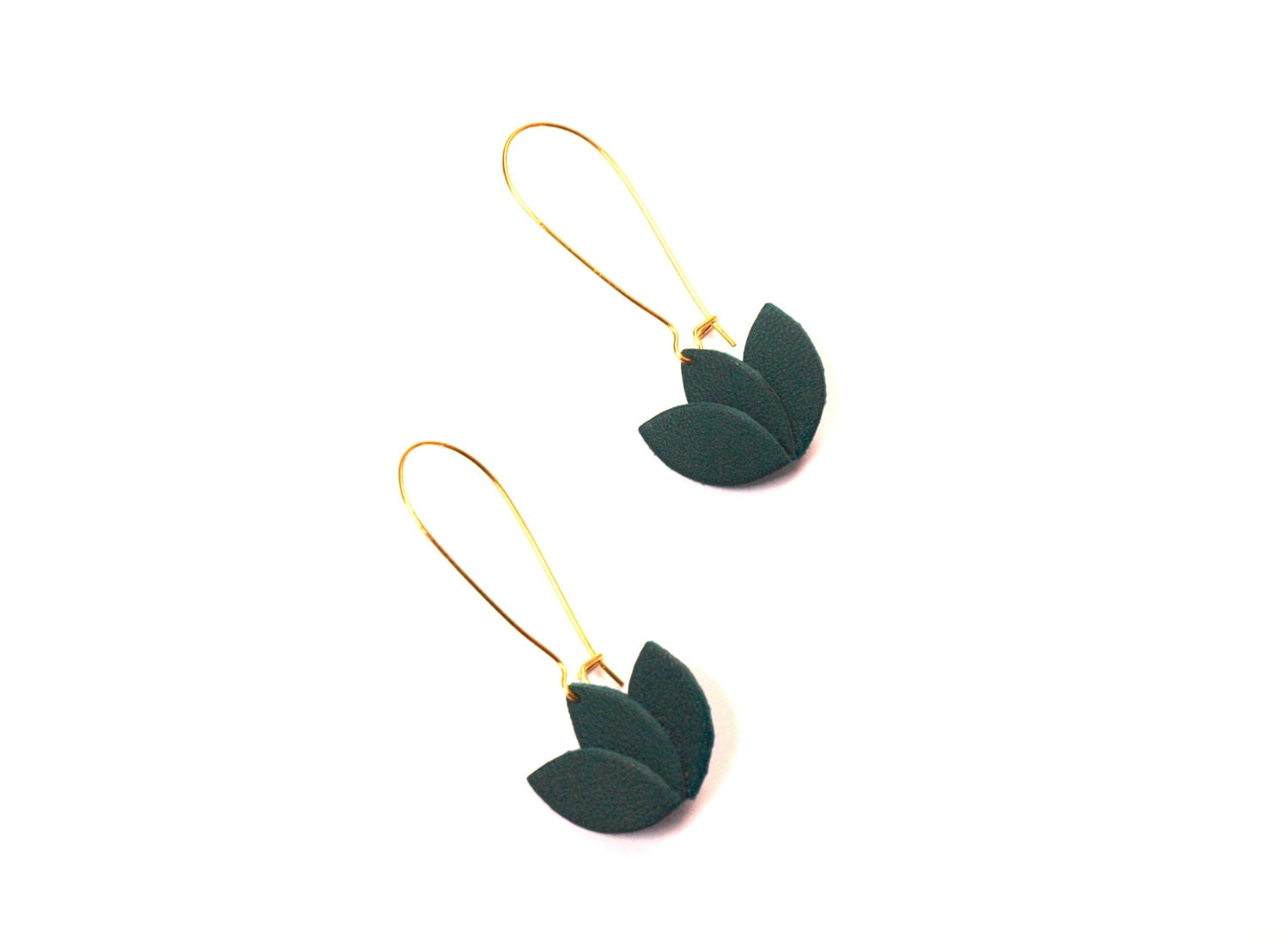 Boucles d'oreilles cuir lotus vert et or, fleur de cuir sur monture dormeuse dorée