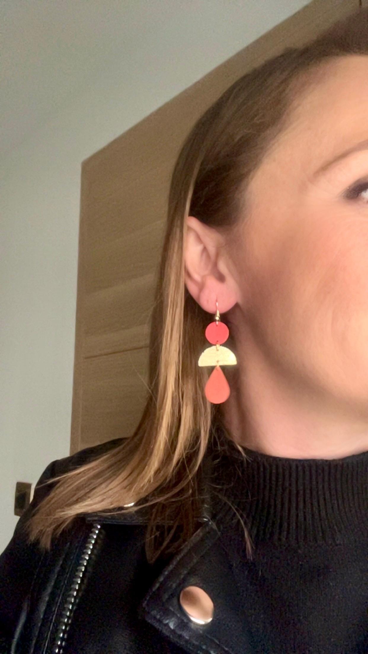 Boucles d’oreilles graphiques et colorées en cuir, bijou géométrique fait main, artisanal léger rouge doré et corail cadeau pour elle