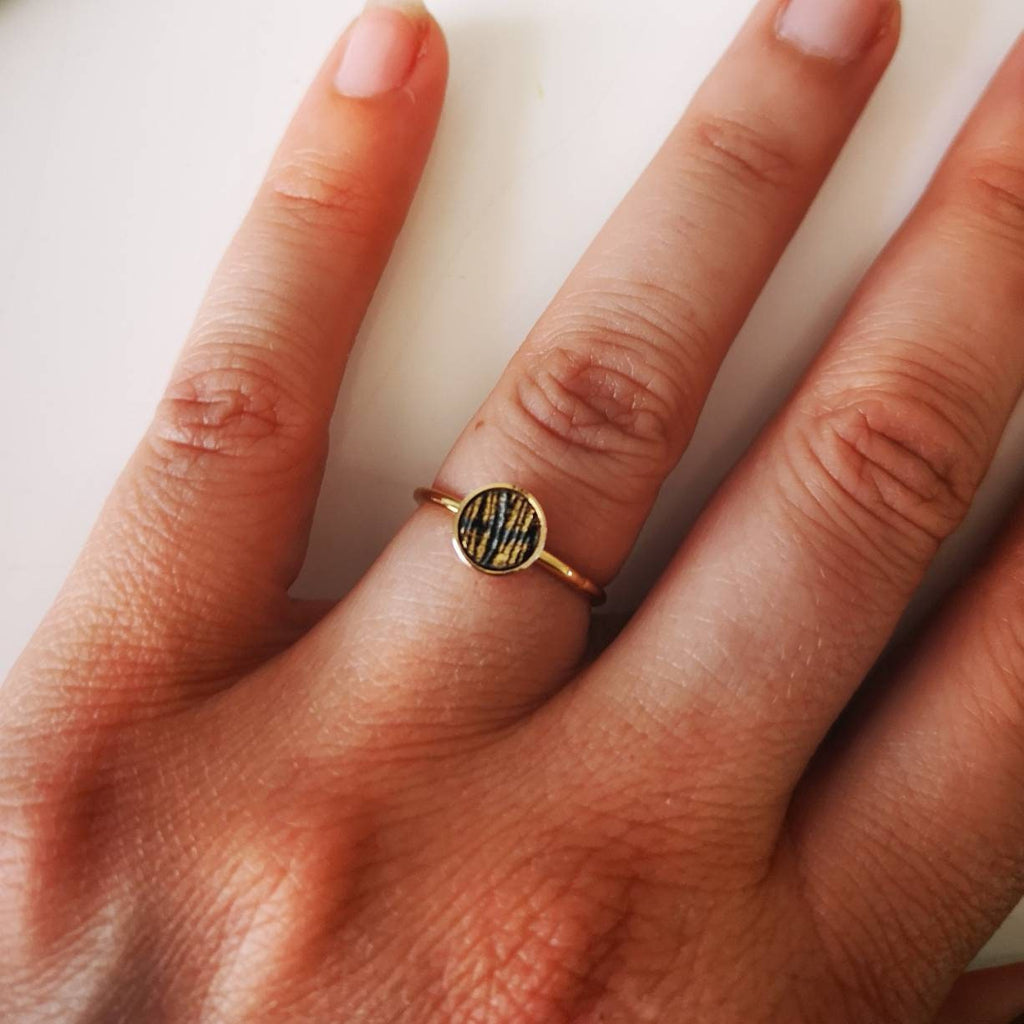 Bague femme dorée à l'or fin et cuir zébré noir blanc et doré - bague fine ajustable réglable - cadeau pour elle