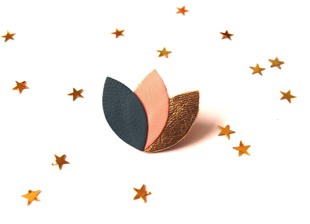 Broche cuir, forme fleur, feuilles, pétales de cuir bleu canard, rose et doré - cadeau femme - fête des mères