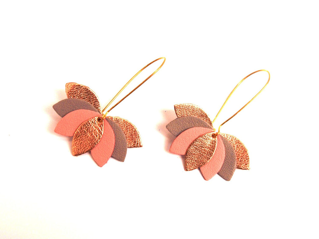 Boucles d'oreilles cuir, feuilles rose, gris et doré, fleur de cuir graphique sur monture dormeuse dorée. boucles d'oreilles mariage