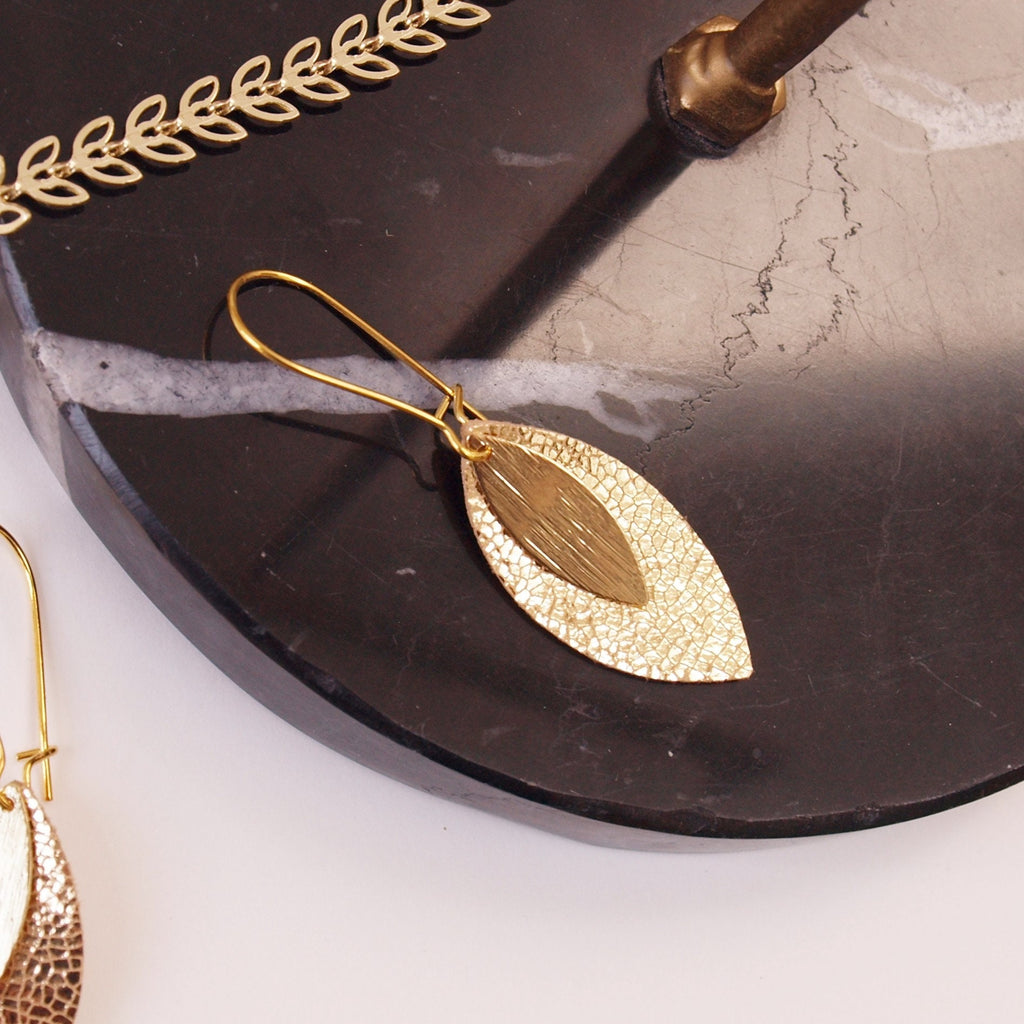 Boucles d'oreilles feuille de cuir or et pampille dorée modèle AVA