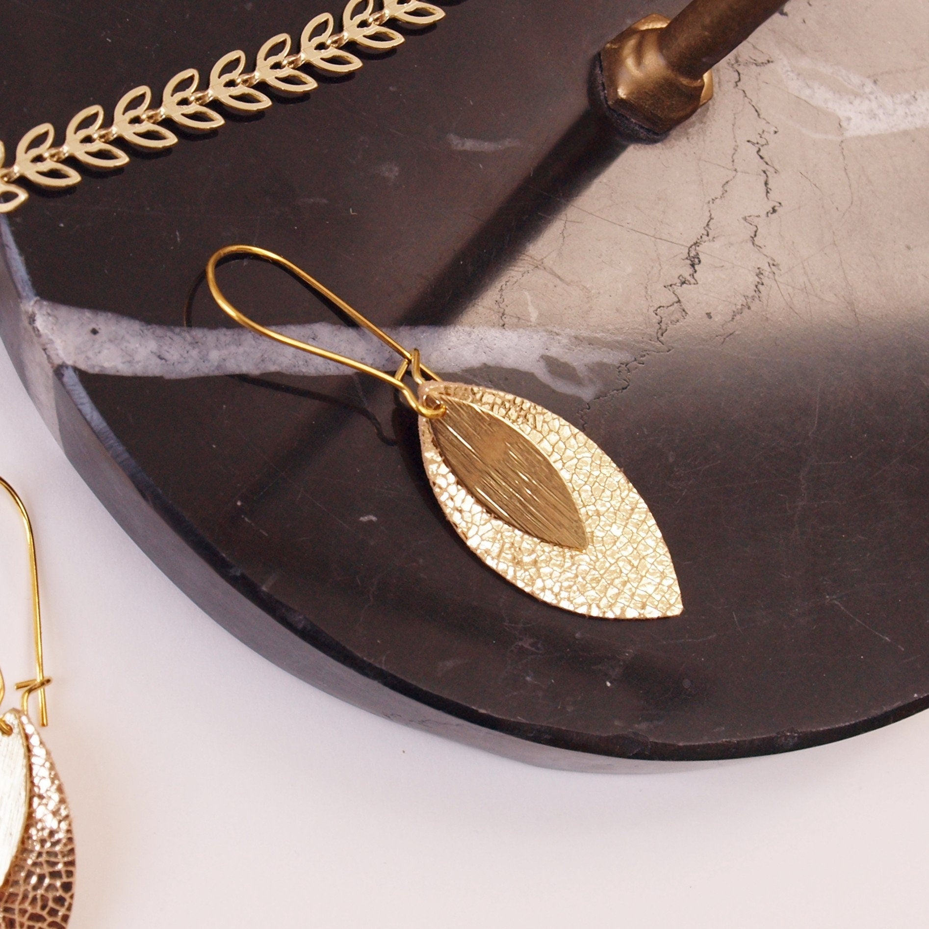 Boucles d'oreilles feuille de cuir or et pampille dorée modèle AVA