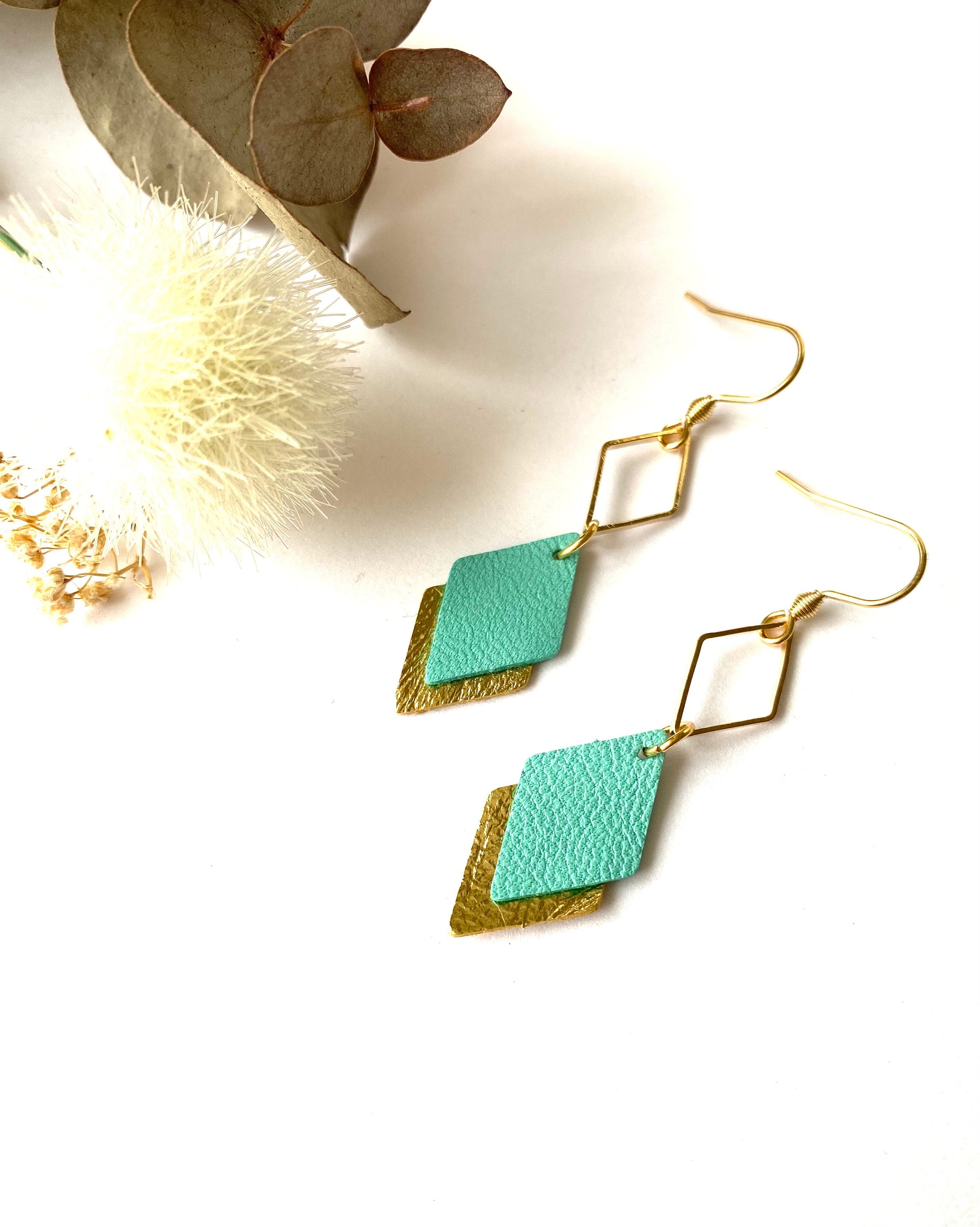 Boucles d'oreilles cuir bleu et or, boucles d'oreilles graphiques losanges bleu céladon et doré - modèle LISÉA - cadeau pour elle