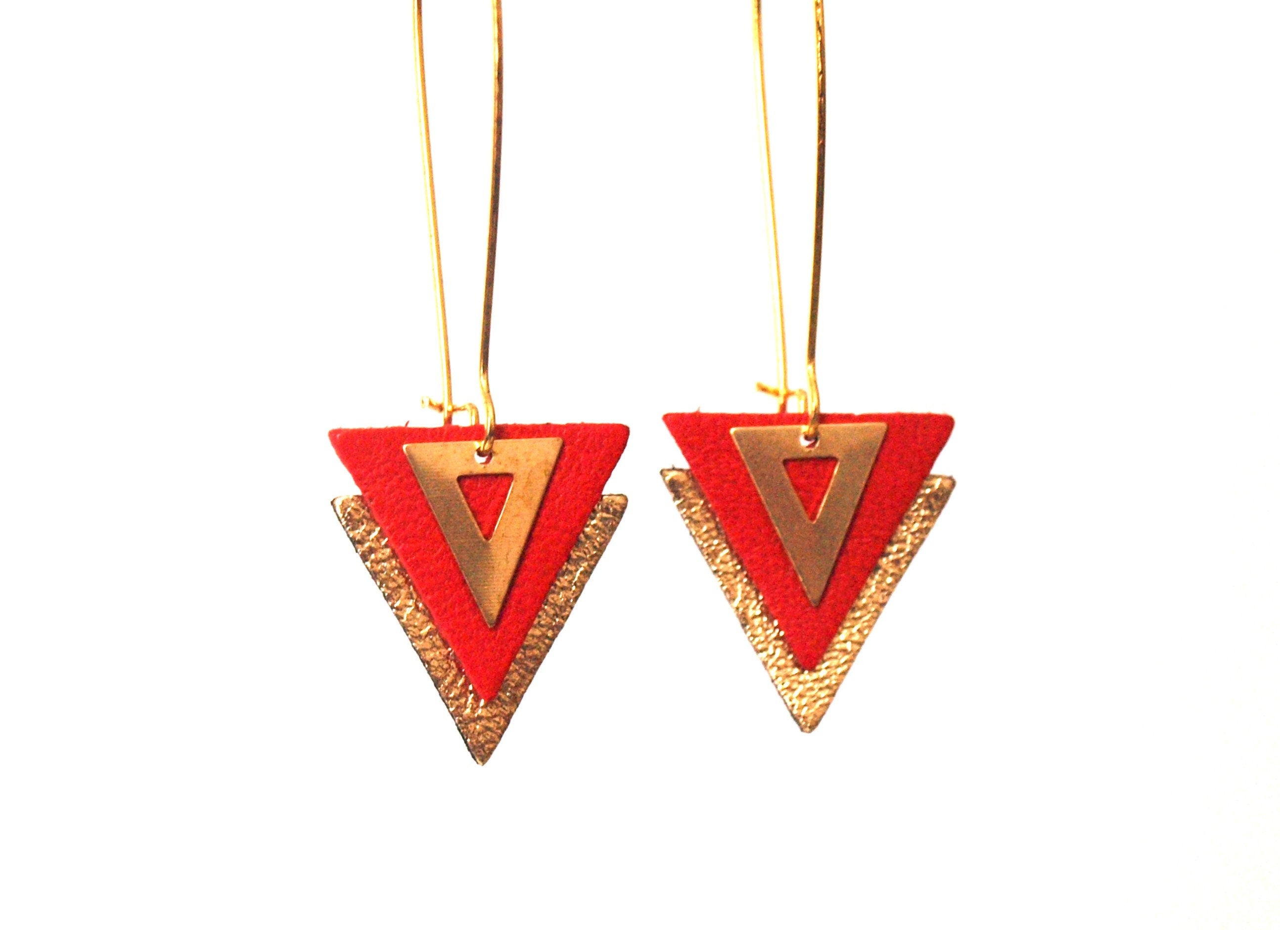 Boucles d'oreilles cuir rouge et or, triangles de cuir et laiton sur grandes dormeuses - bijou graphique géométrique - modèle PIAMA