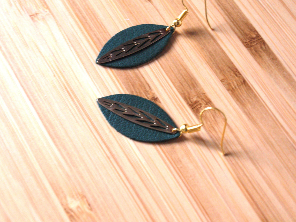 Boucles d'oreilles cuir noir et laiton - feuille de cuir sur monture dorée - discrètes originales - cadeau femme - noir et or - modèle Fiona