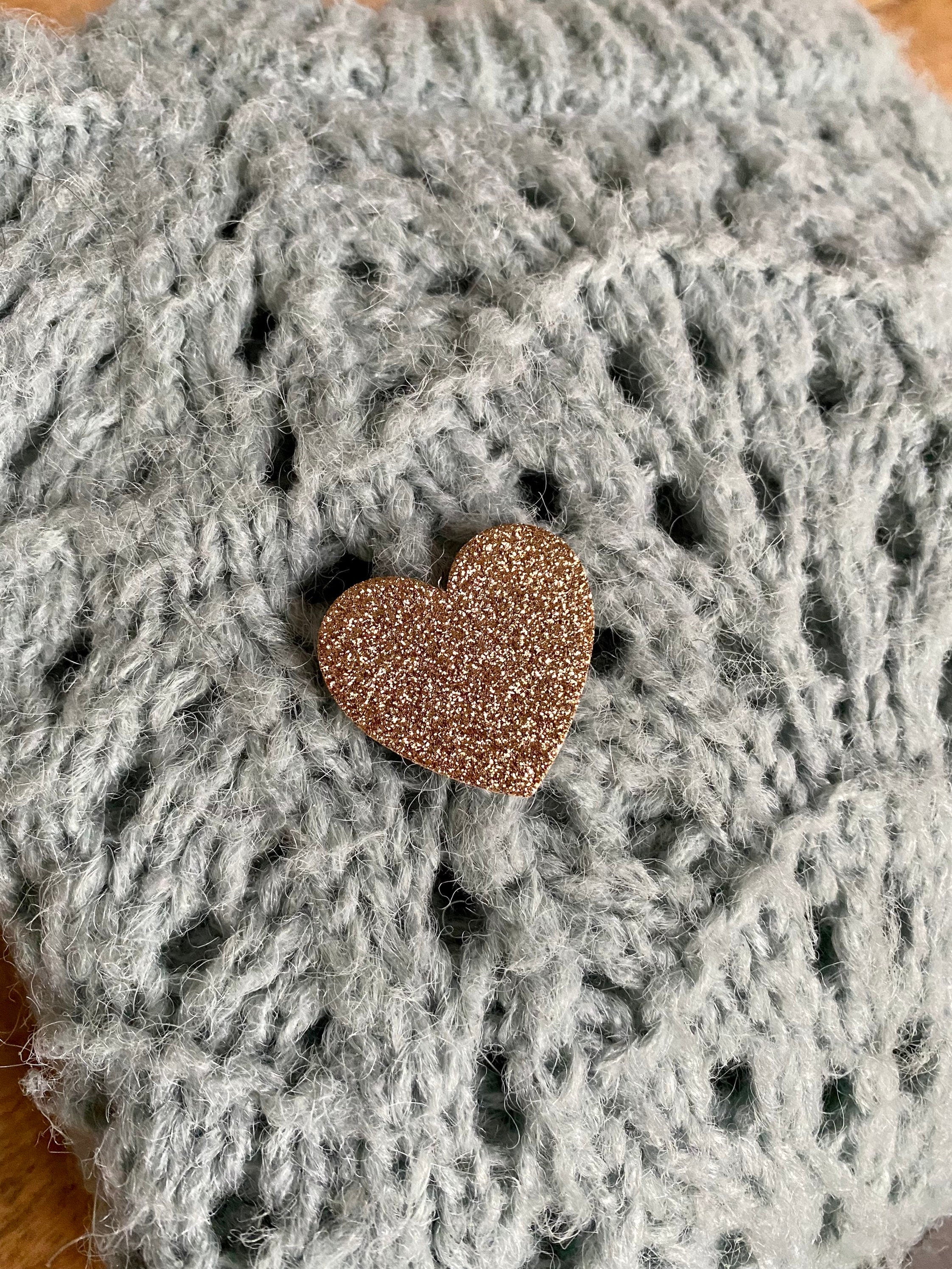 Broche coeur à paillettes en liège doublé de cuir