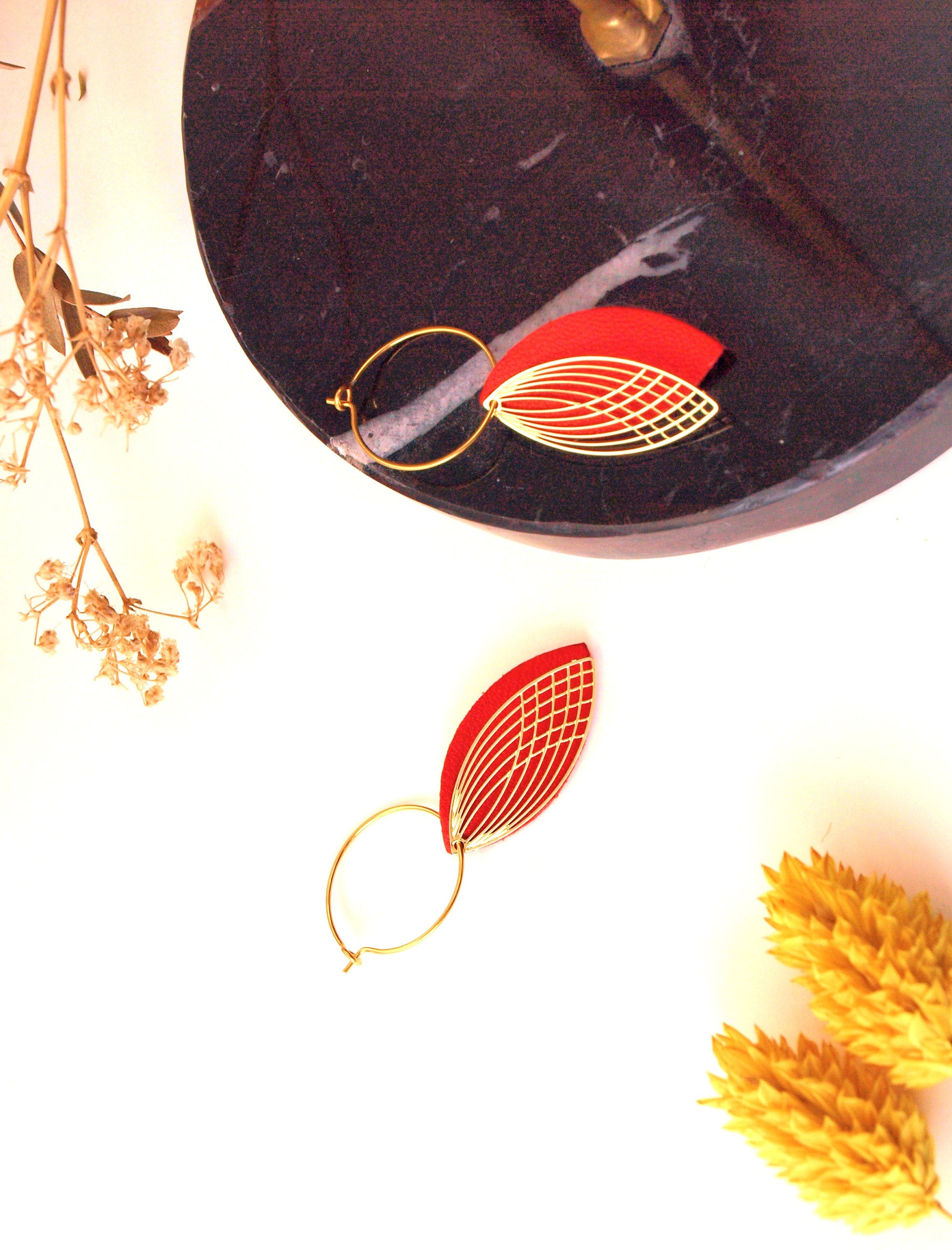 Boucles d'oreilles rouges - créoles acier inoxydable - cuir rouge et or - créoles style art déco - modèle SIENNA
