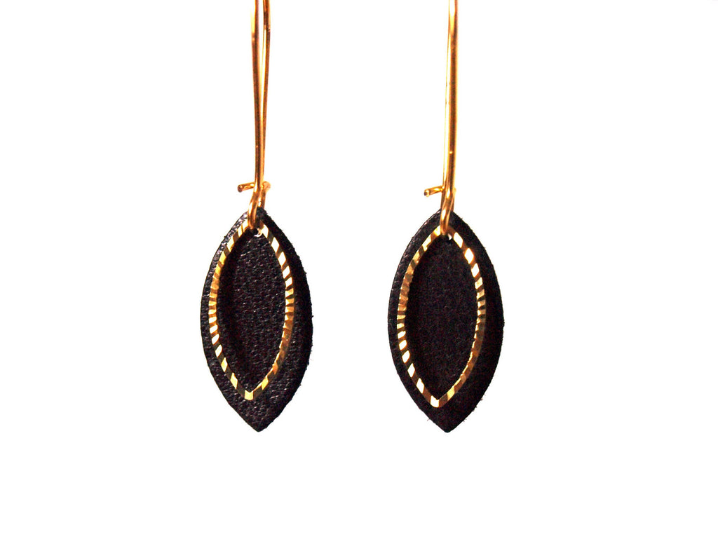 Boucles d'oreilles cuir noir et or - boucles d'oreilles feuilles  - boucles d'oreilles discrètes - rock - cadeau femme  modèle EMMA