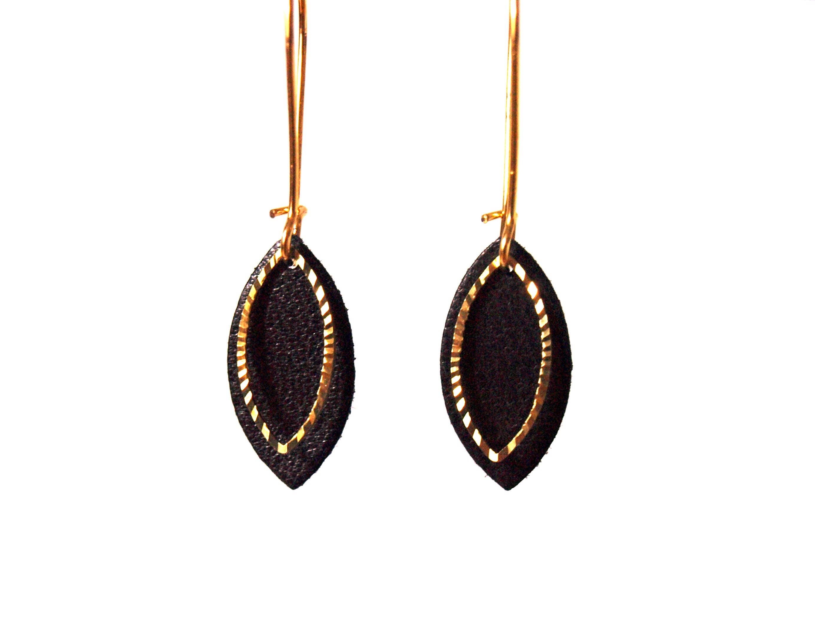 Boucles d'oreilles cuir noir et or - boucles d'oreilles feuilles  - boucles d'oreilles discrètes - rock - cadeau femme  modèle EMMA