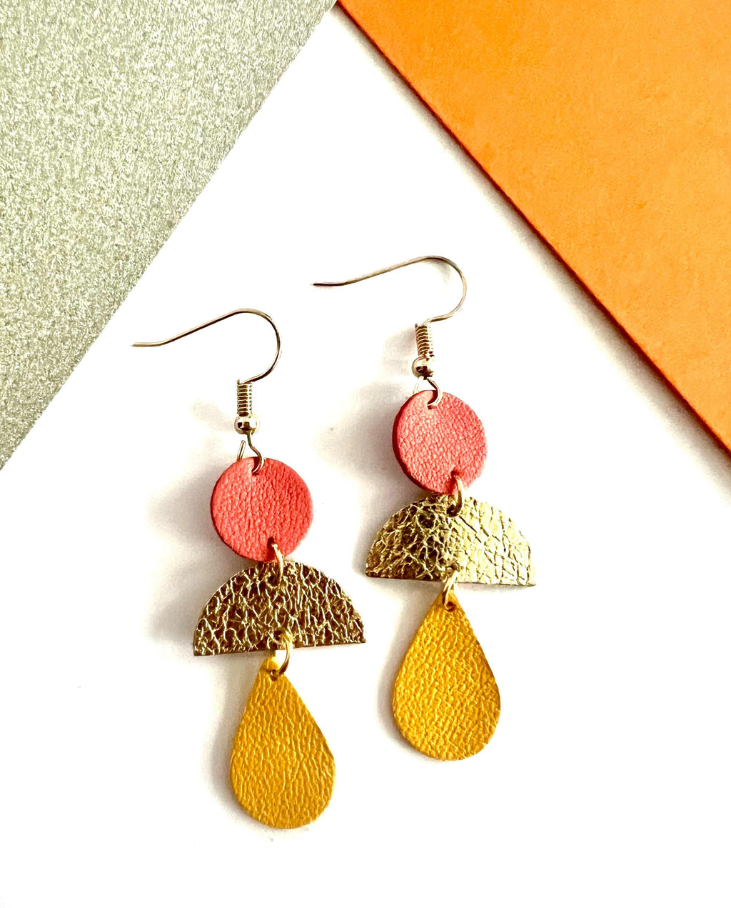 Boucles d’oreilles géométriques en cuir upcyclé, boucles pendantes légères faites main, bijoux artisanaux femme vert sauge nude or rose