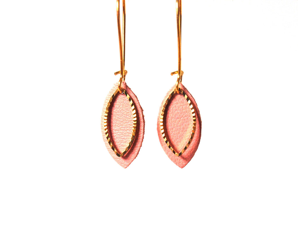Boucles d'oreilles cuir rose pastel et or - boucles d'oreilles mariage  - boucles d'oreilles discrètes - cadeau femme  modèle EMMA