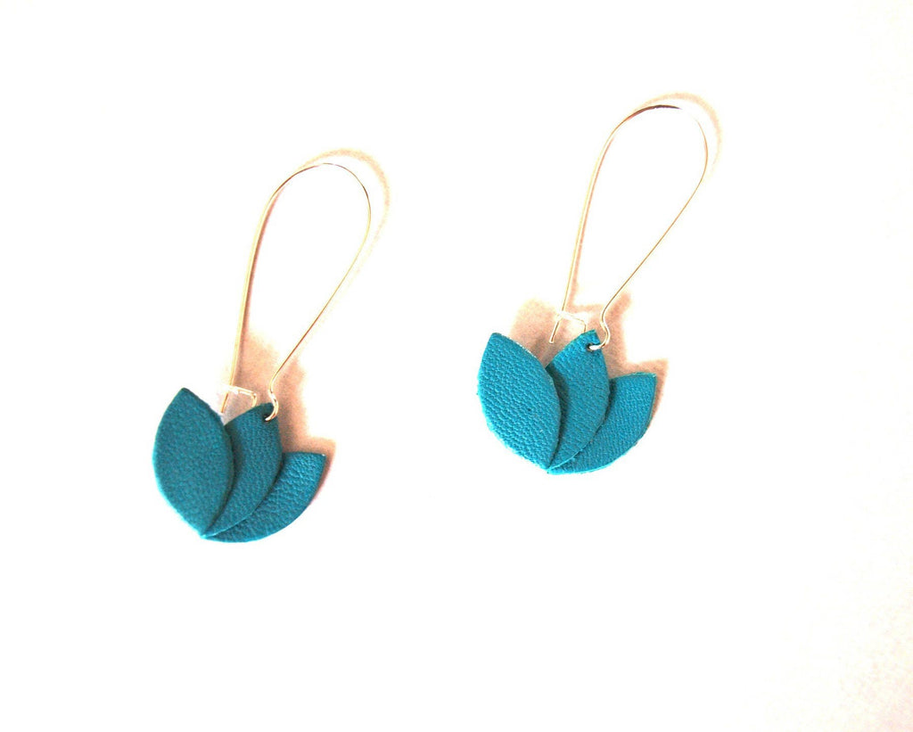 Boucles d'oreilles cuir bleu turquoise et argenté, fleur de lotus en cuir sur monture dormeuse argentée - cadeau femme