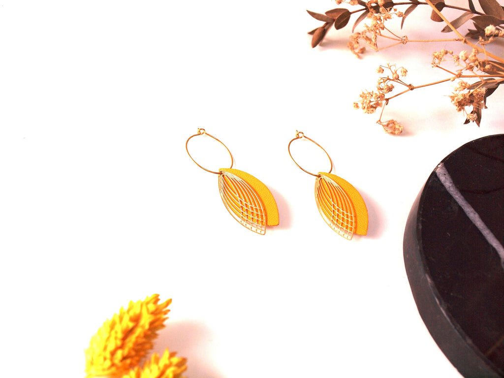 Boucles d'oreilles créoles acier inoxydable et cuir - jaune moutarde et or - créoles style art déco - modèle SIENNA