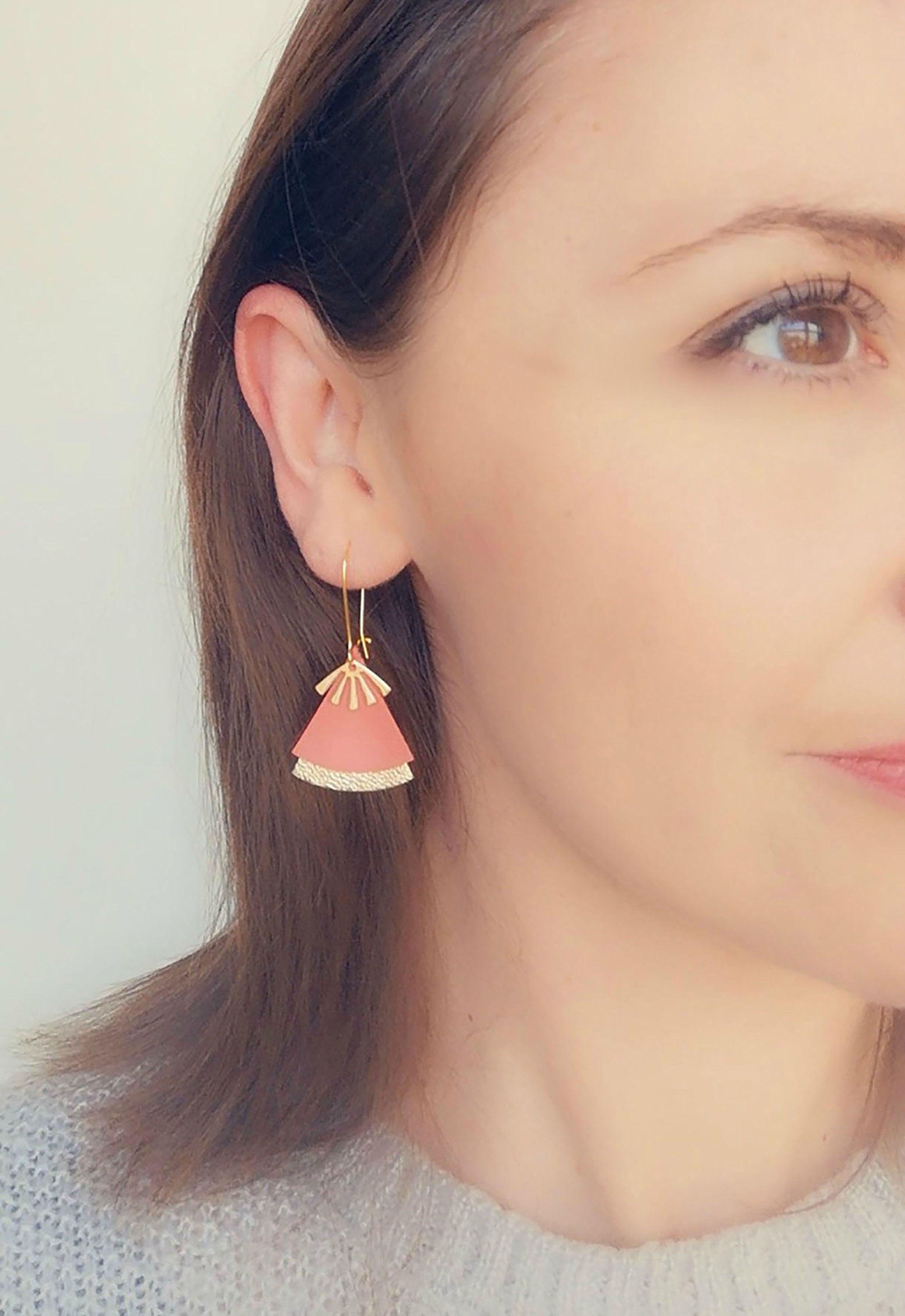 Boucles d'oreilles cuir corail, terracotta et or, forme éventail - boucles d'oreilles ethniques modèle STELLA