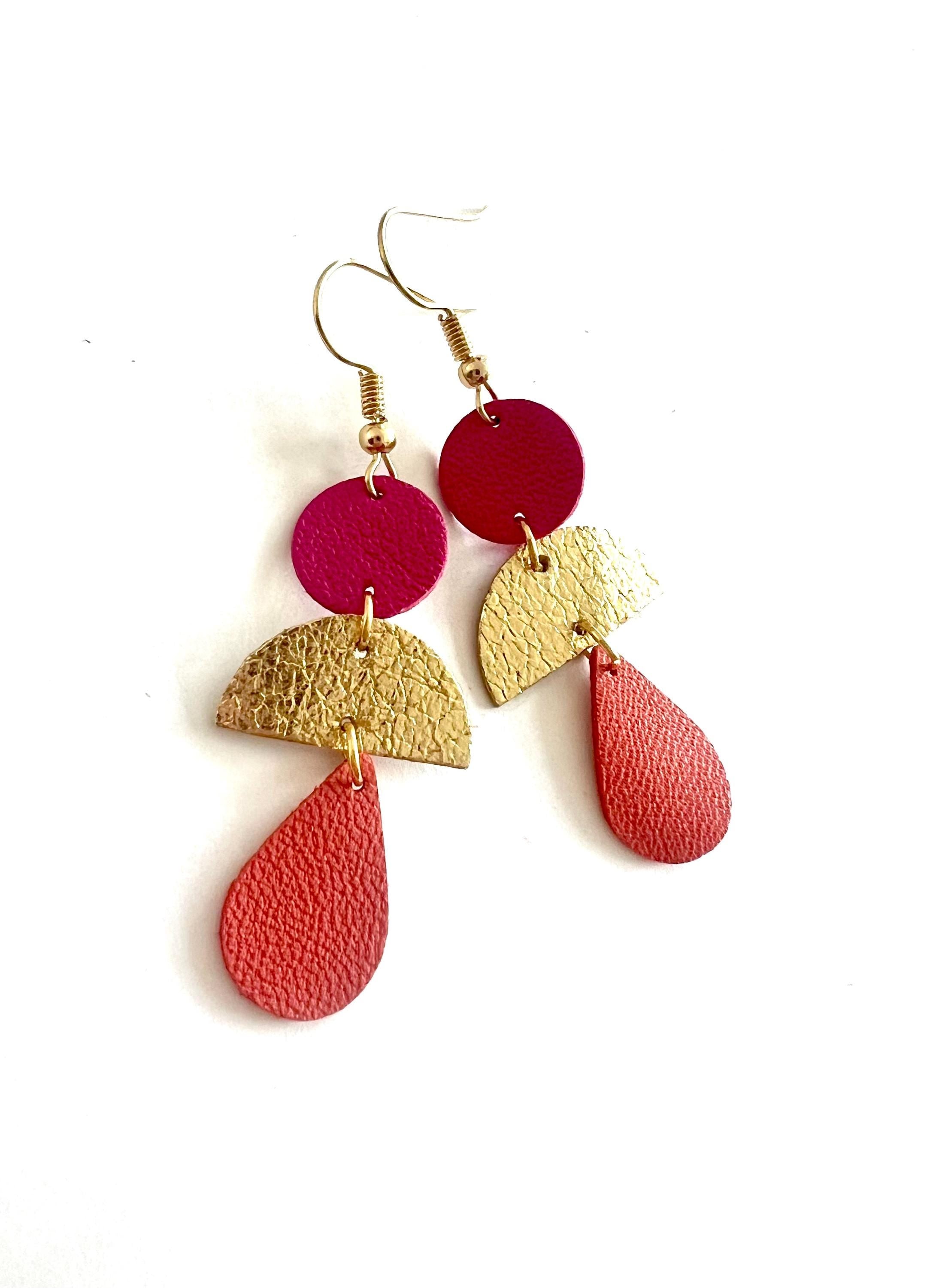 Boucles d’oreilles bohème chic en cuir upcyclé, modèle géométrique fait main, bijou artisanal léger rose fuchsia doré et corail cadeau femme