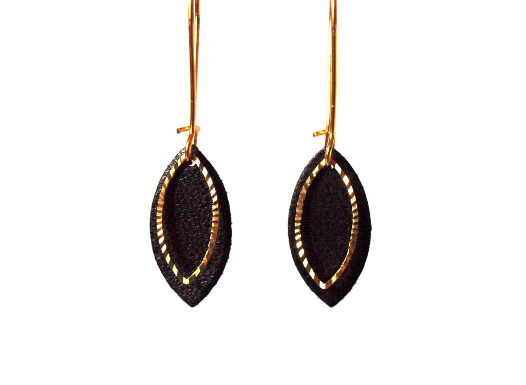 Boucles d'oreilles cuir noir et or - boucles d'oreilles feuilles  - boucles d'oreilles discrètes - rock - cadeau femme  modèle EMMA