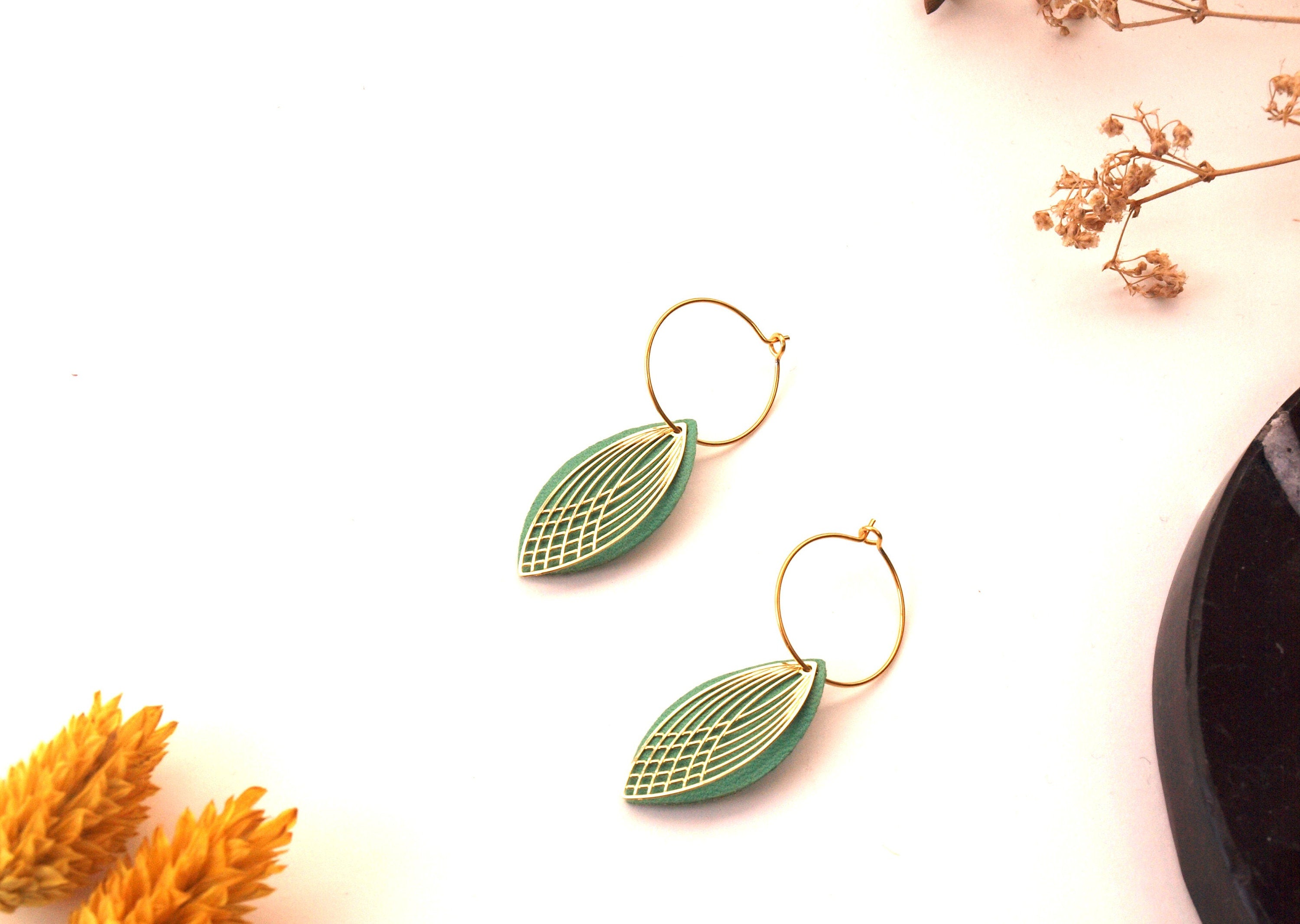 Boucles d'oreilles vert clair - créoles en acier inoxydable et cuir - créoles style art déco - modèle SIENNA
