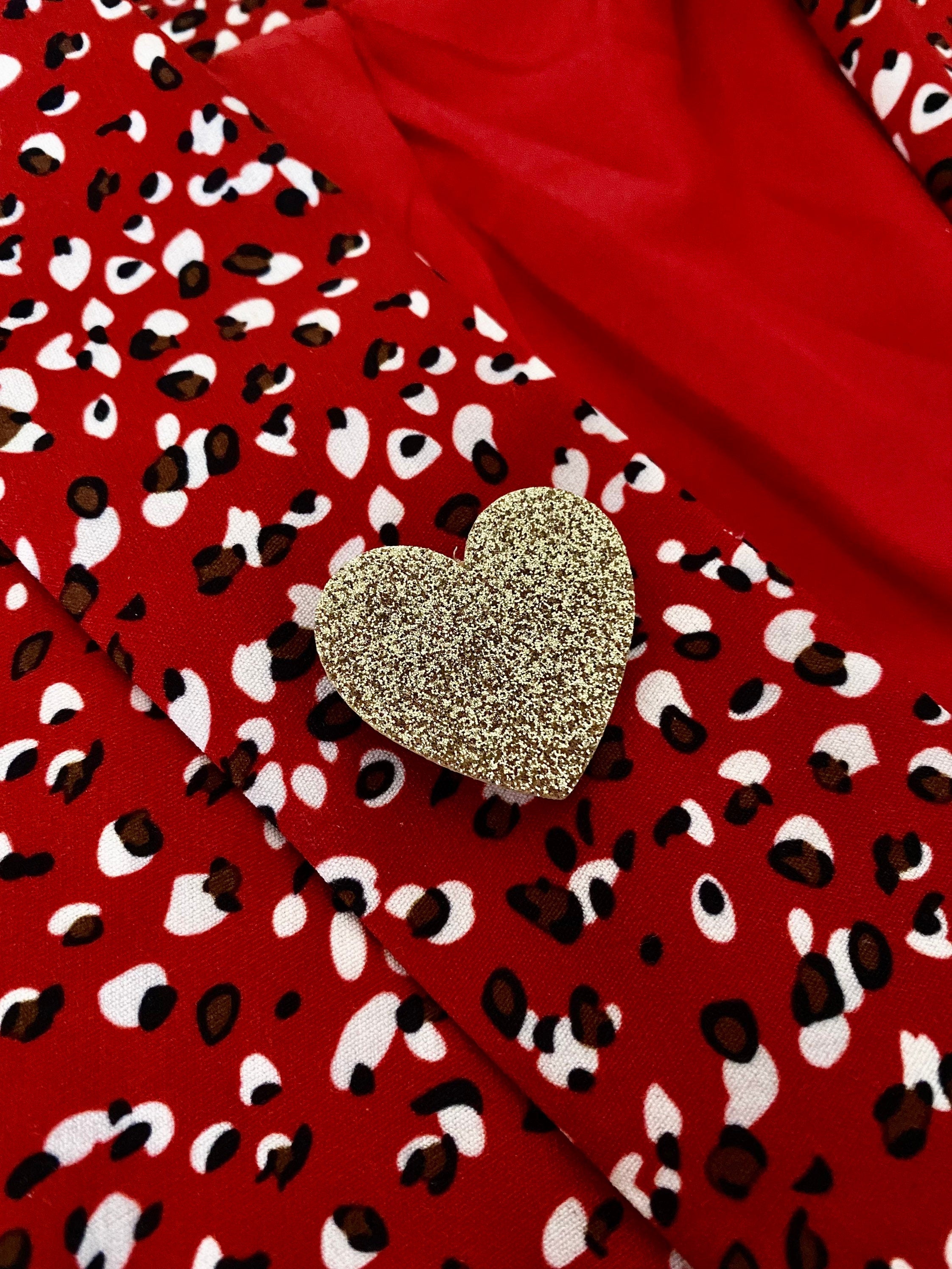 Broche coeur en liège imprimé pois bleus sur fond blanc doublé de cuir - cadeau fête des mères - cadeau maîtresse - cadeau pour elle