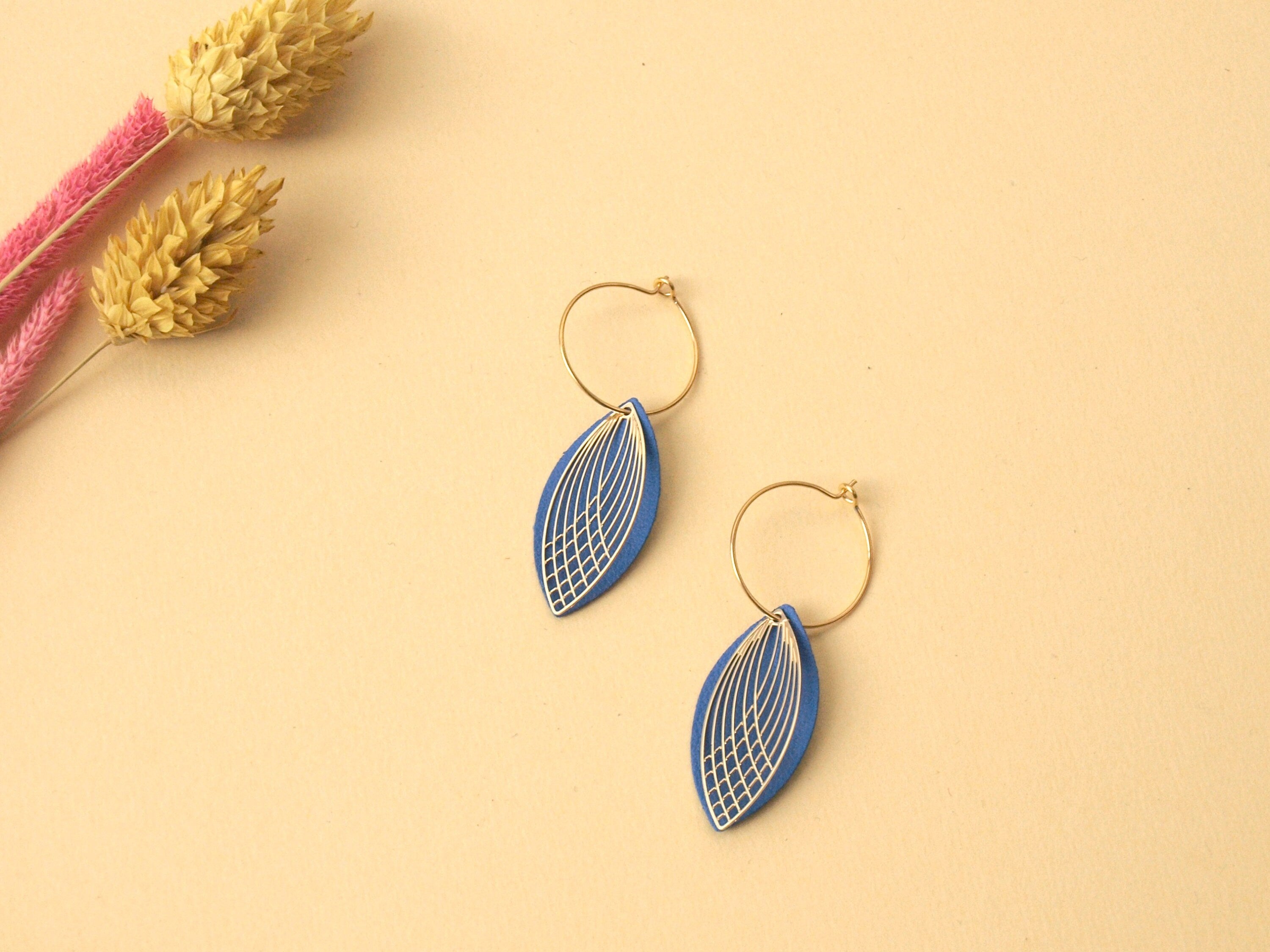 Boucles d'oreilles créoles acier inoxydable et cuir -beu lavande et or - créoles style art déco - modèle SIENNA