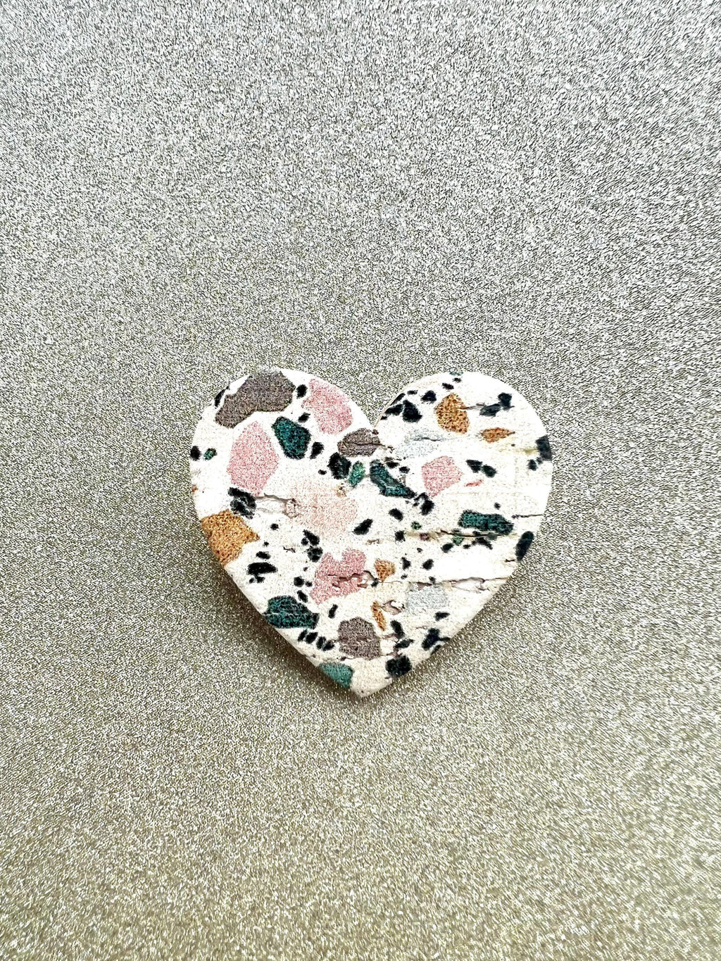 Broche terrazzo cœur en liège et cuir - cadeau fête des mères - cadeau maîtresse - cadeau pour elle - cadeau femme - broche originale