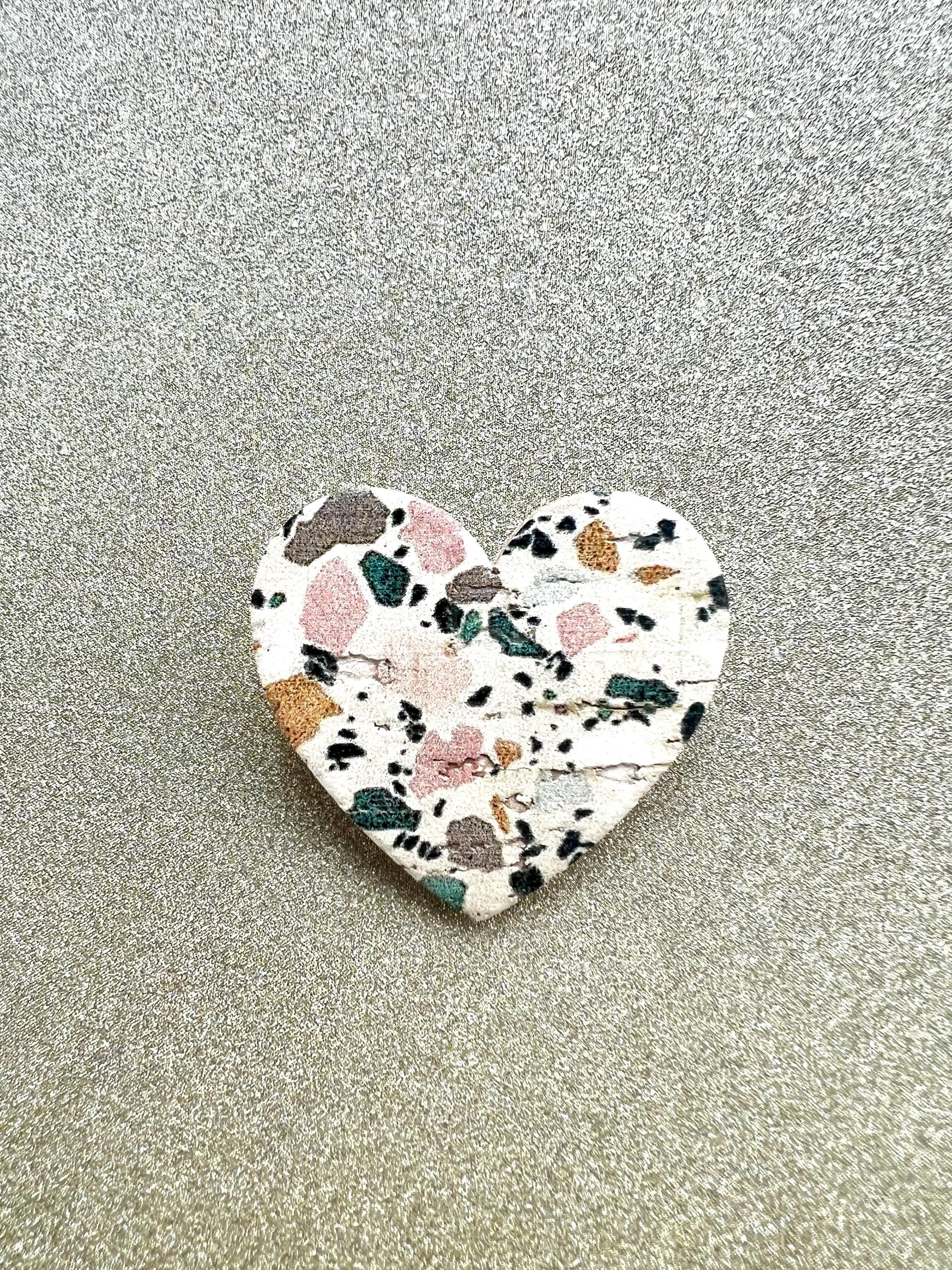 Broche terrazzo cœur en liège et cuir - cadeau fête des mères - cadeau maîtresse - cadeau pour elle - cadeau femme - broche originale