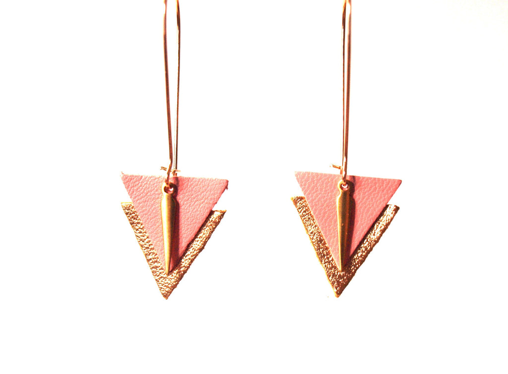 Boucles d'oreilles triangles cuir rose indien et or graphiques, grands crochets style dormeuses dorés laiton et cuir