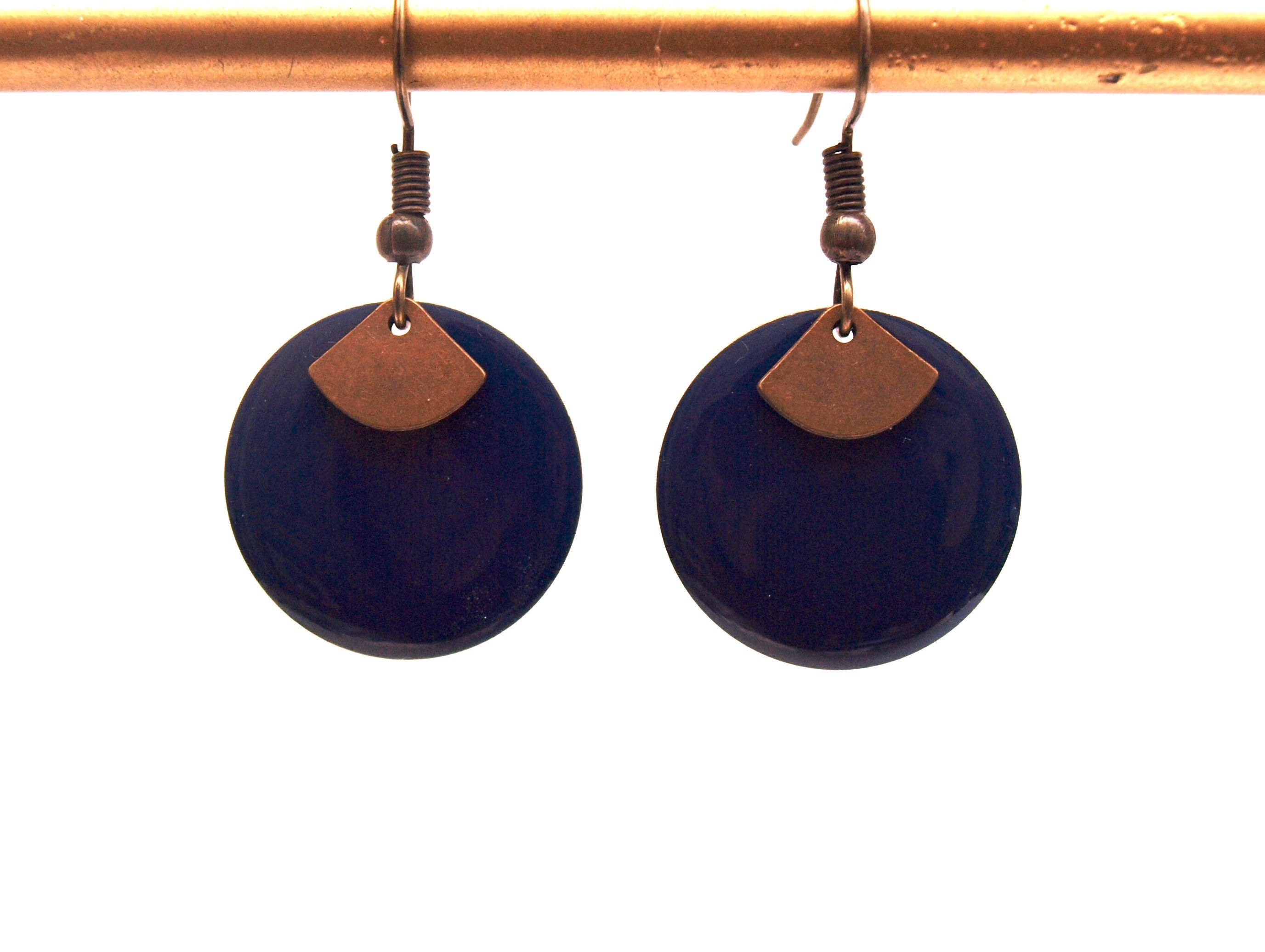 Boucles d'oreilles bleu nuit, bleu foncé, bleu marine et bronze sequin émaillé rond et pendentif éventail  - cadeau de noël pour femme