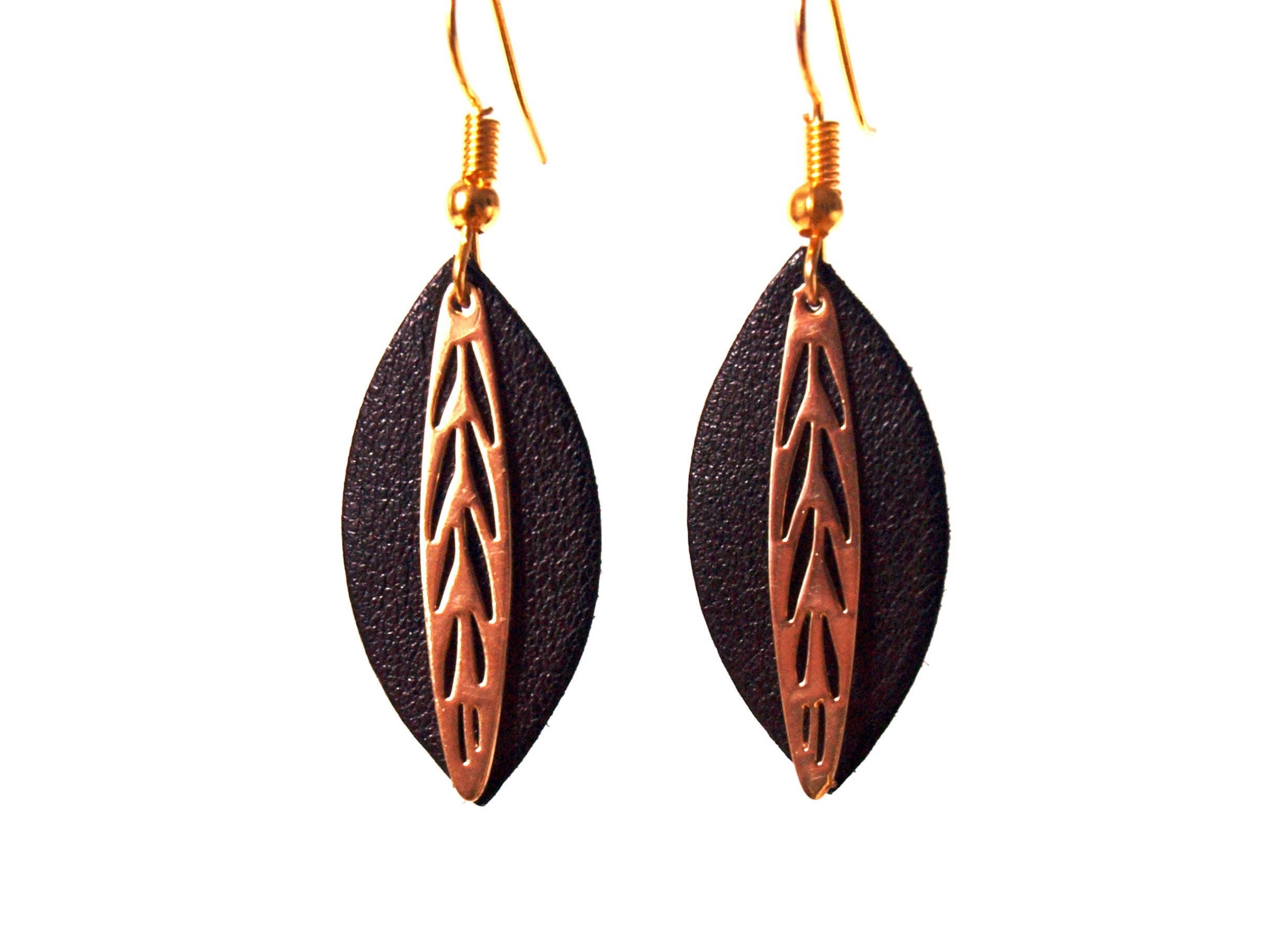 Boucles d'oreilles cuir noir et laiton - feuille de cuir sur monture dorée - discrètes originales - cadeau femme - noir et or - modèle Fiona