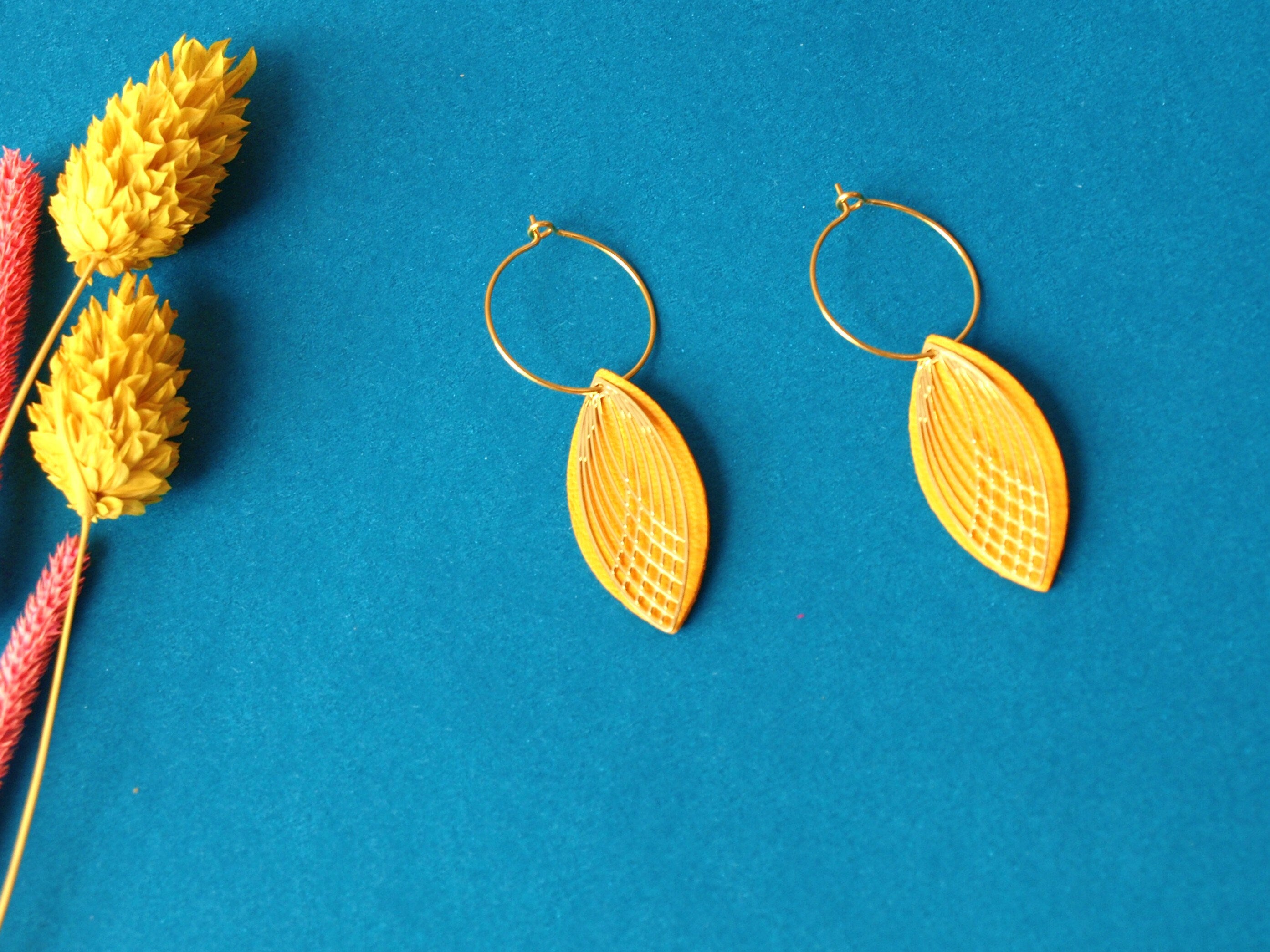 Boucles d'oreilles créoles acier inoxydable et cuir - jaune moutarde et or - créoles style art déco - modèle SIENNA