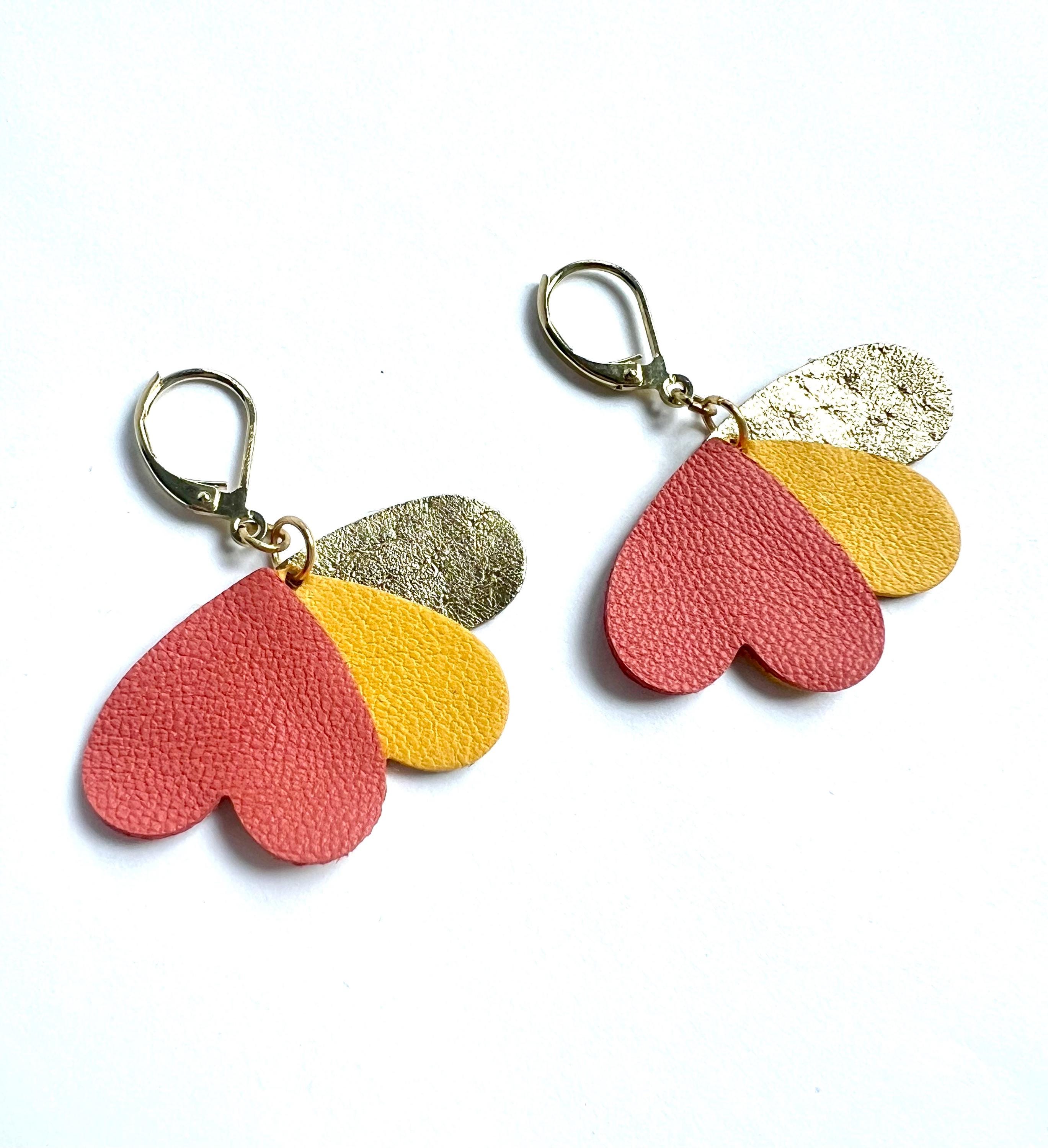 Boucles d’oreilles colorées cœurs en cuir upcyclé, bijoux artisanaux légers faits main pour femme, cadeau original, corail jaune or
