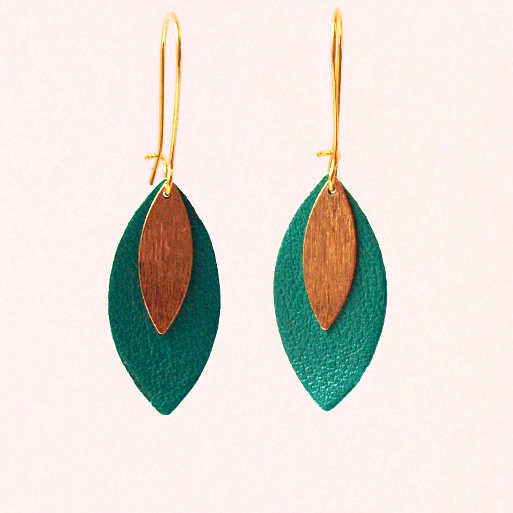 Boucles d'oreilles feuille de cuir vert vif et or modèle AVA