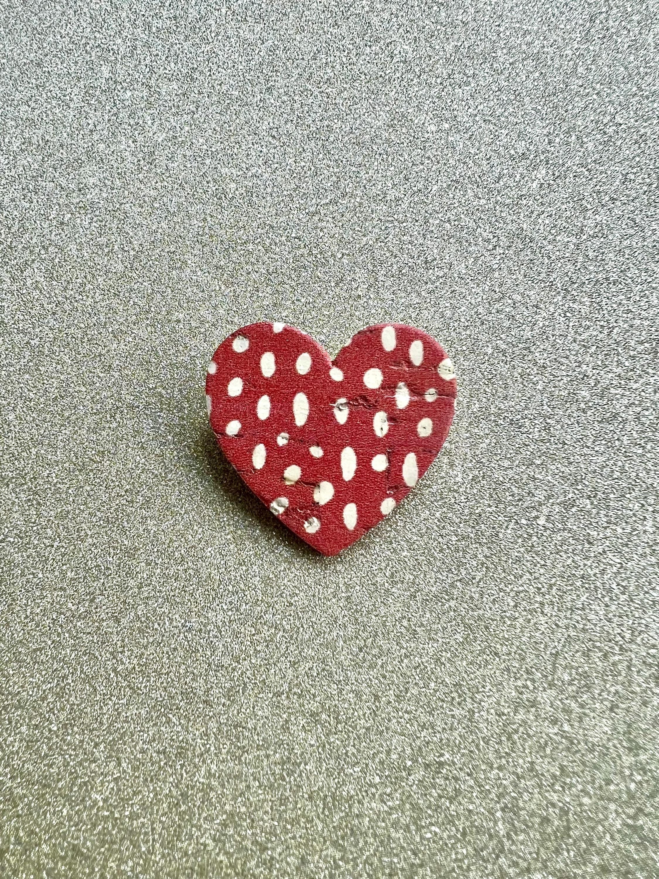 Broche cœur rouge à pois blancs liège et cuir - cadeau fête des mères - cadeau maîtresse - cadeau pour elle - cadeau femme  broche originale
