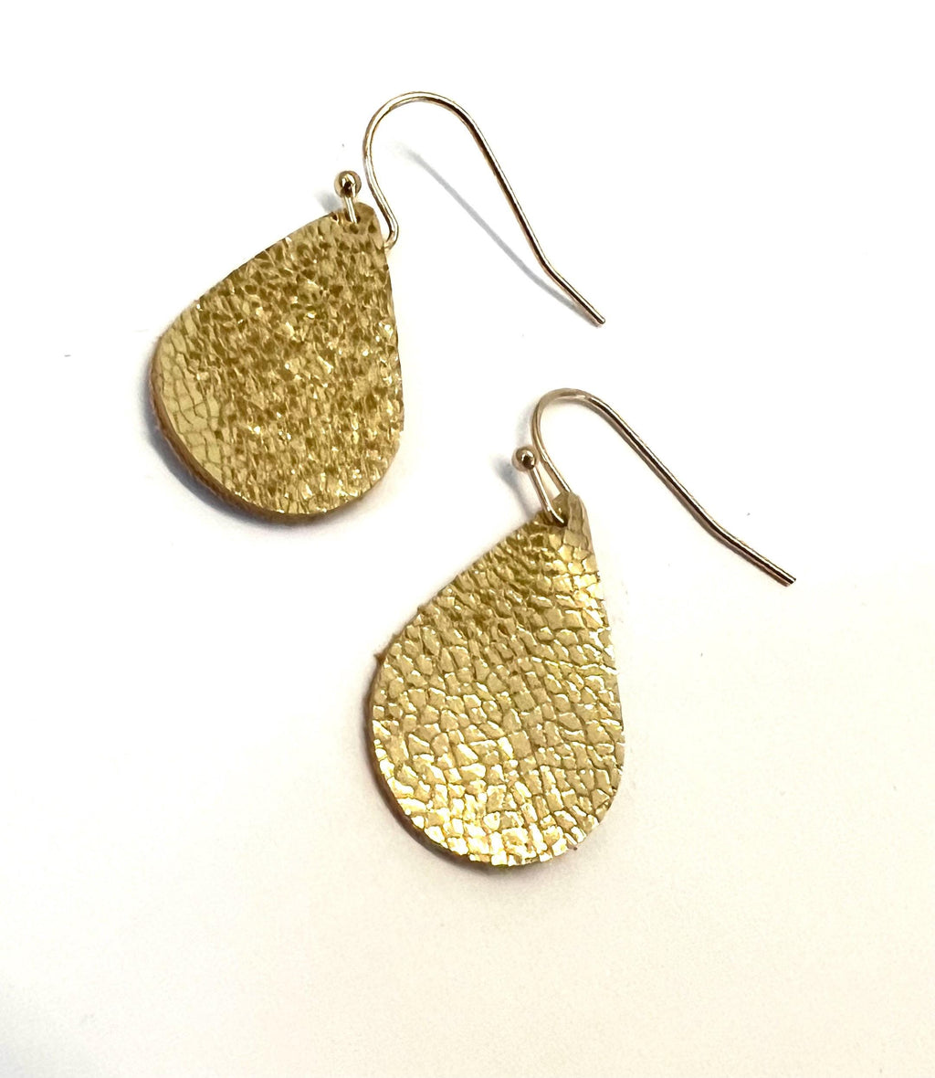 Boucles d'oreilles légères et discrètes en cuir doré craquelé - forme goutte - cadeau femme - cadeau pour elle - fête des mères