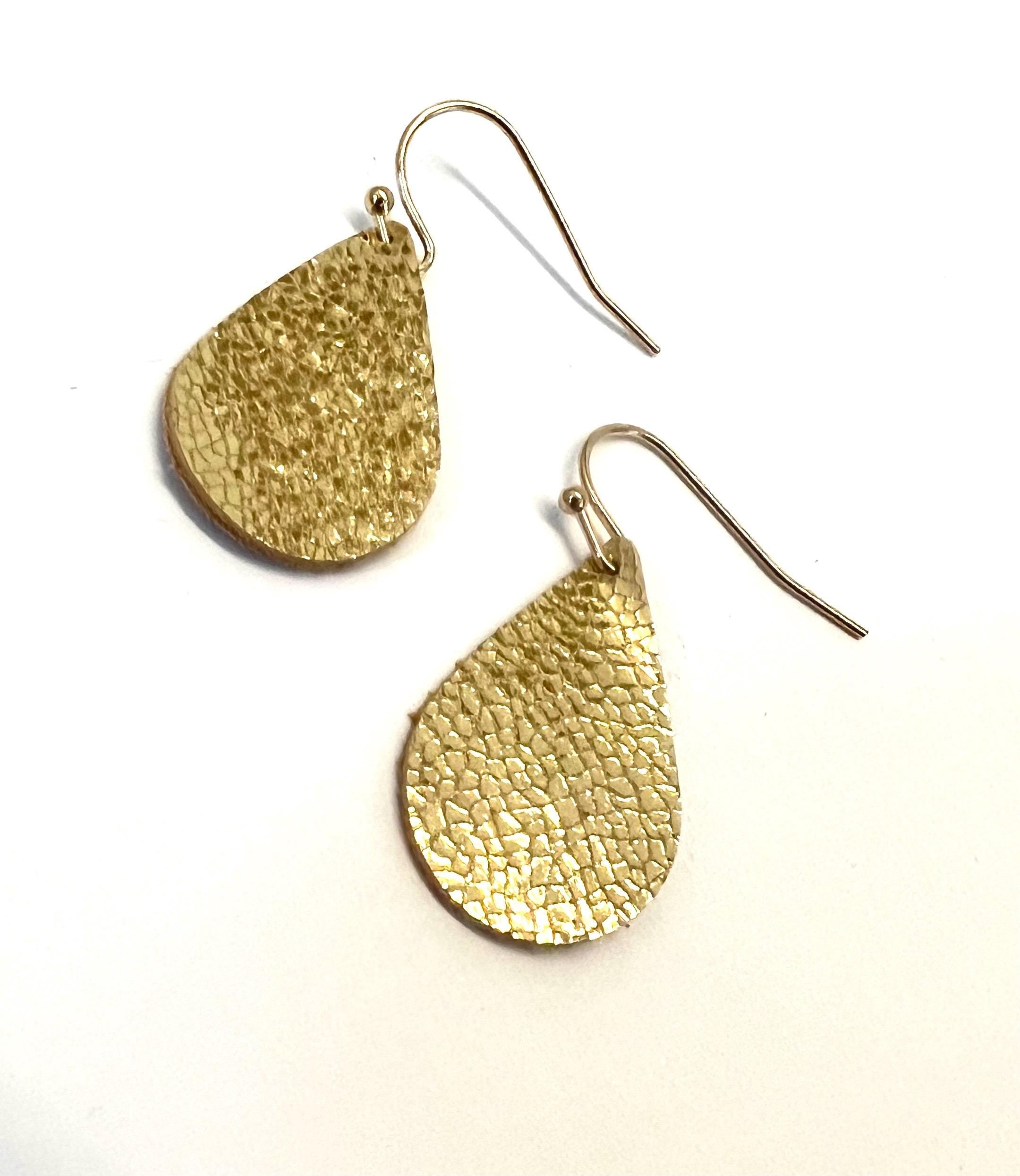 Boucles d'oreilles légères et discrètes en cuir doré craquelé - forme goutte - cadeau femme - cadeau pour elle - fête des mères