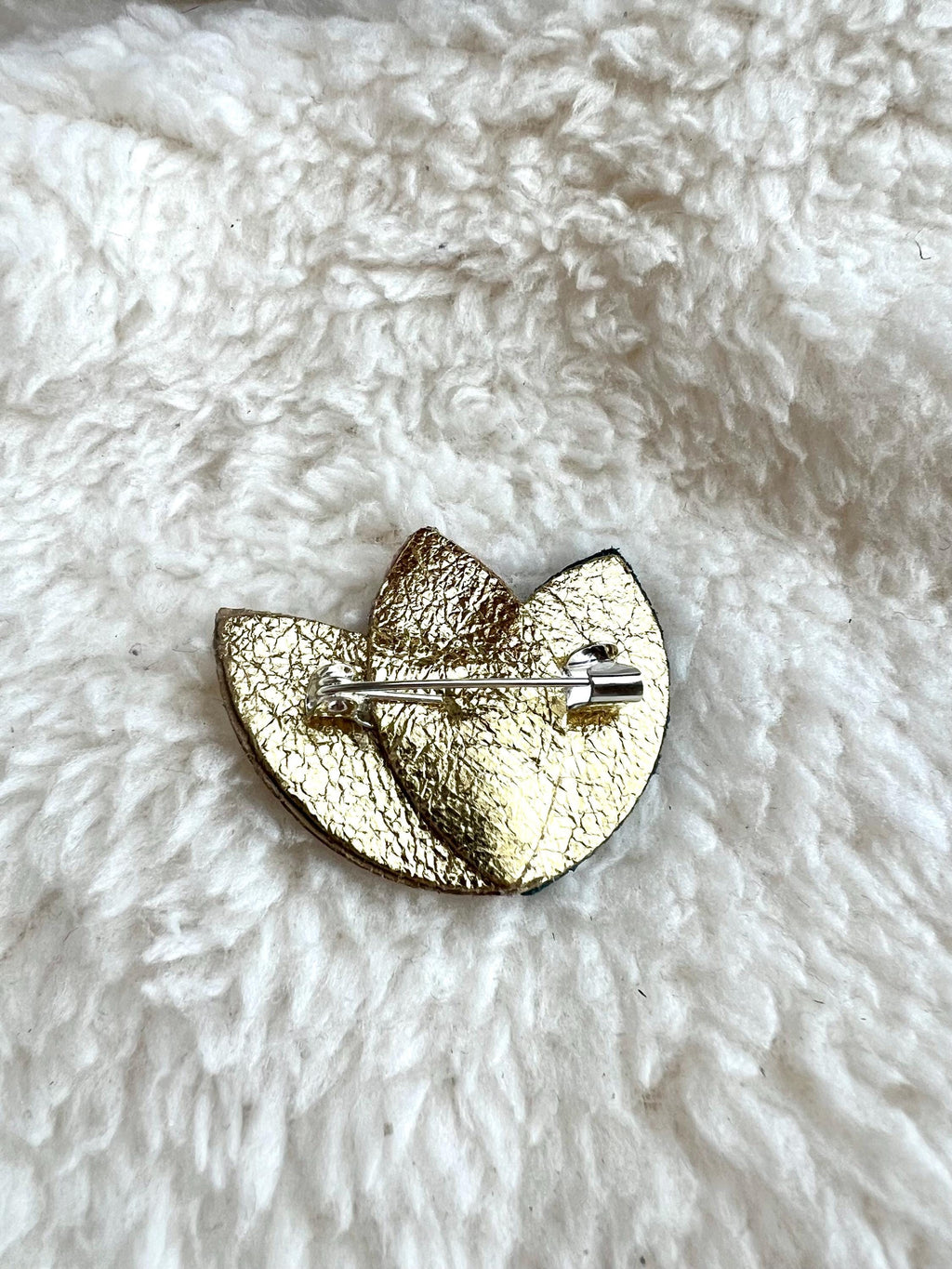 Broche cuir, forme fleur, feuilles, pétales de cuir bleu canard, rose et doré - cadeau femme - fête des mères