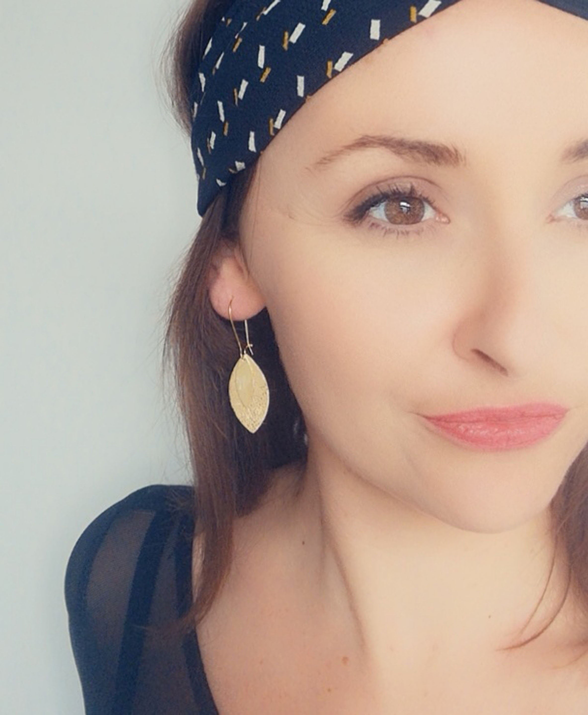 Boucles d'oreilles feuille de cuir corail et or modèle AVA