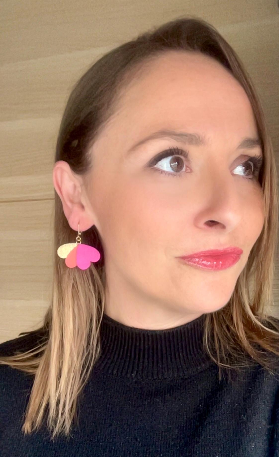 Boucles d’oreilles cœurs en cuir upcyclé, bijoux artisanaux légers faits main boucles pendantes femme, cadeau original, fuchsia corail et or