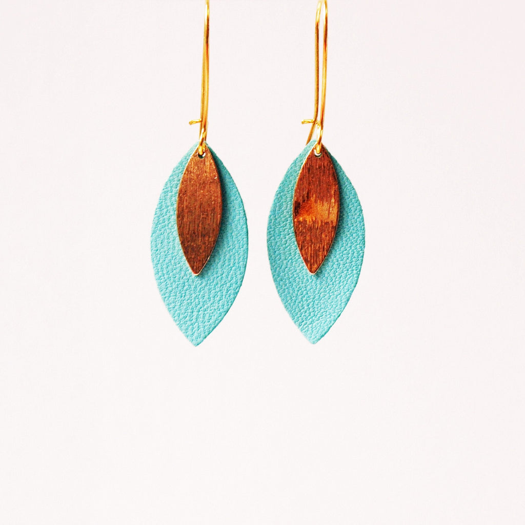 Boucles d'oreilles feuille de cuir bleu céladon et or modèle AVA