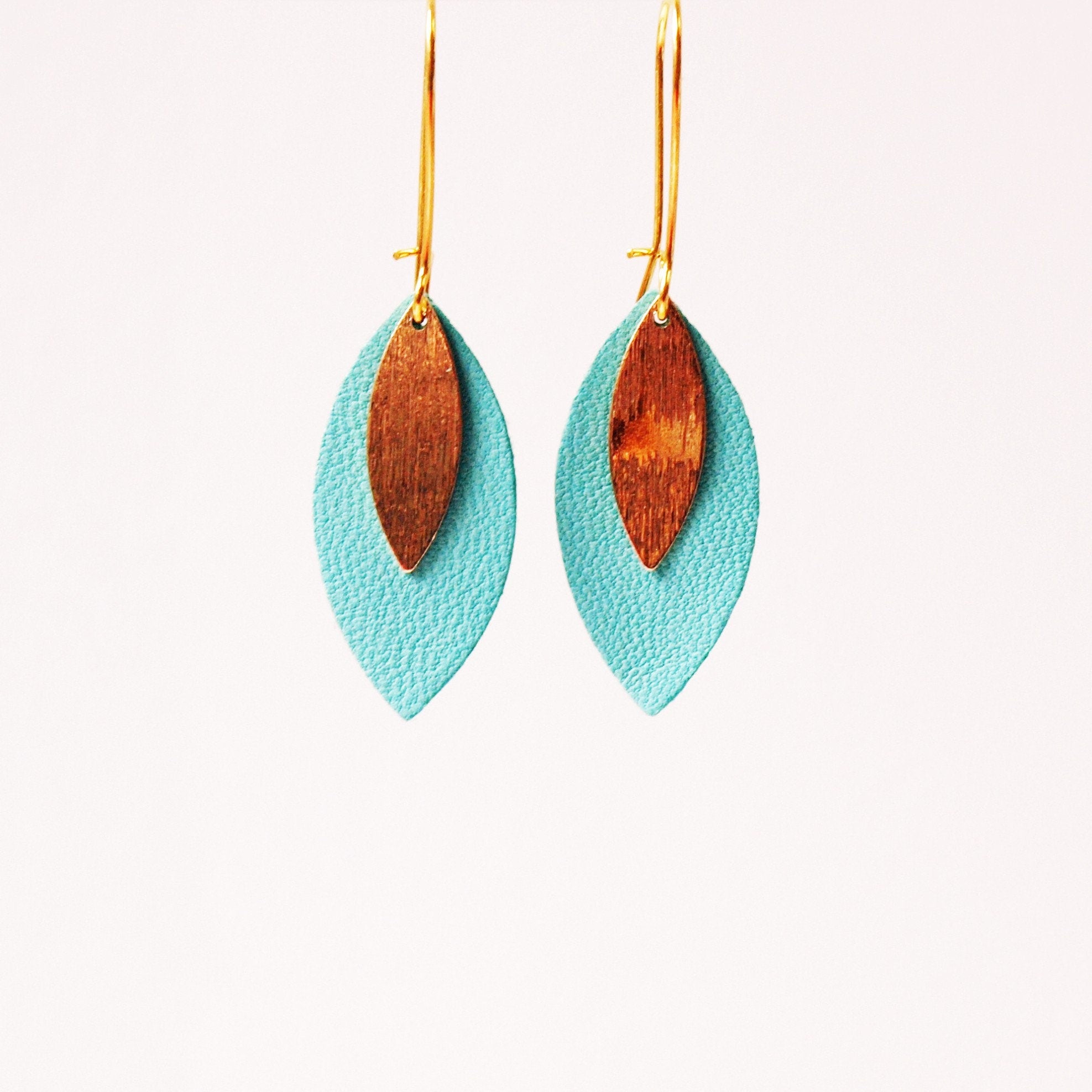Boucles d'oreilles feuille de cuir bleu céladon et or modèle AVA