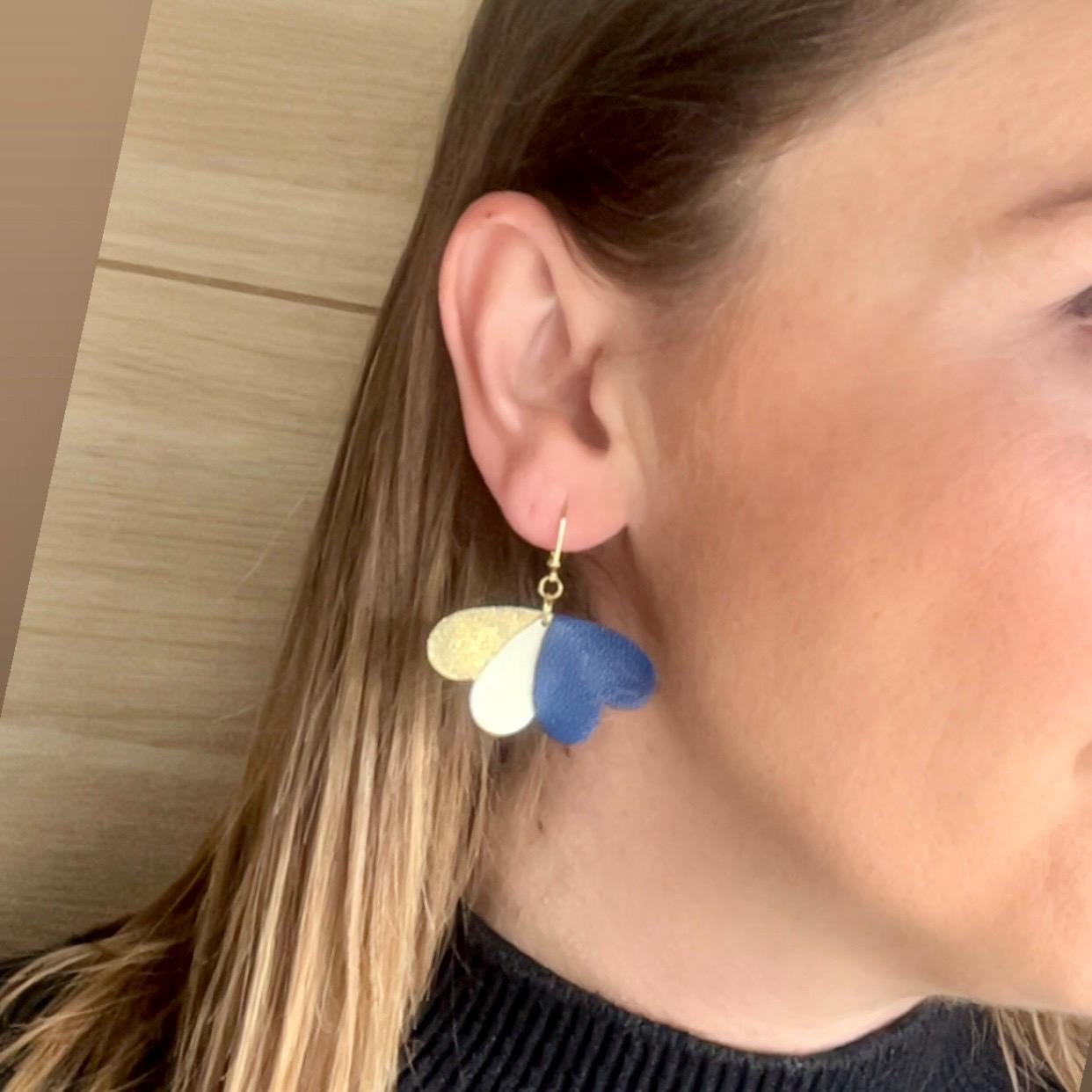 Boucles d’oreilles cœurs bleu marine blanc et or cuir upcyclé, bijoux artisanaux légers faits main, boucles pendantes femme, cadeau original