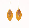 Boucles d'oreilles feuille de cuir jaune moutarde et or modèle AVA