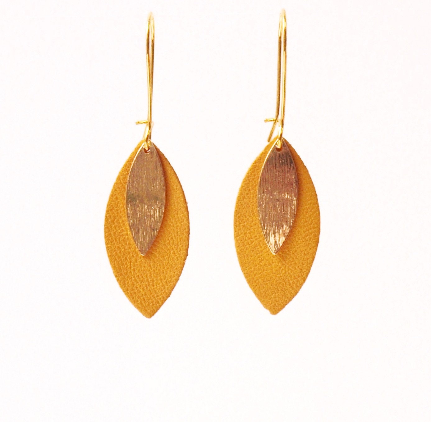Boucles d'oreilles feuille de cuir jaune moutarde et or modèle AVA